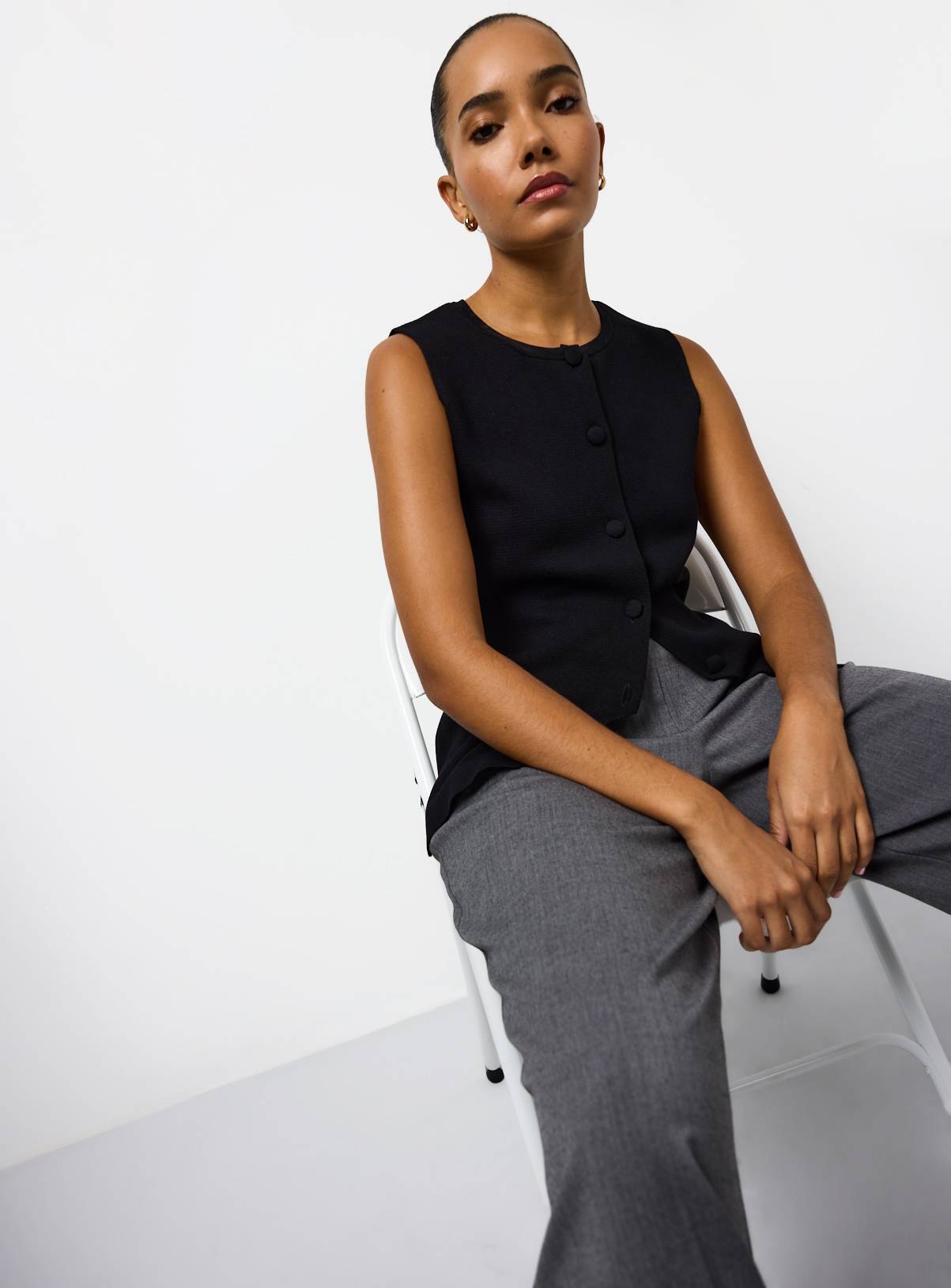 Black Compact Knit Sleeveless Vest 6 - Image 1