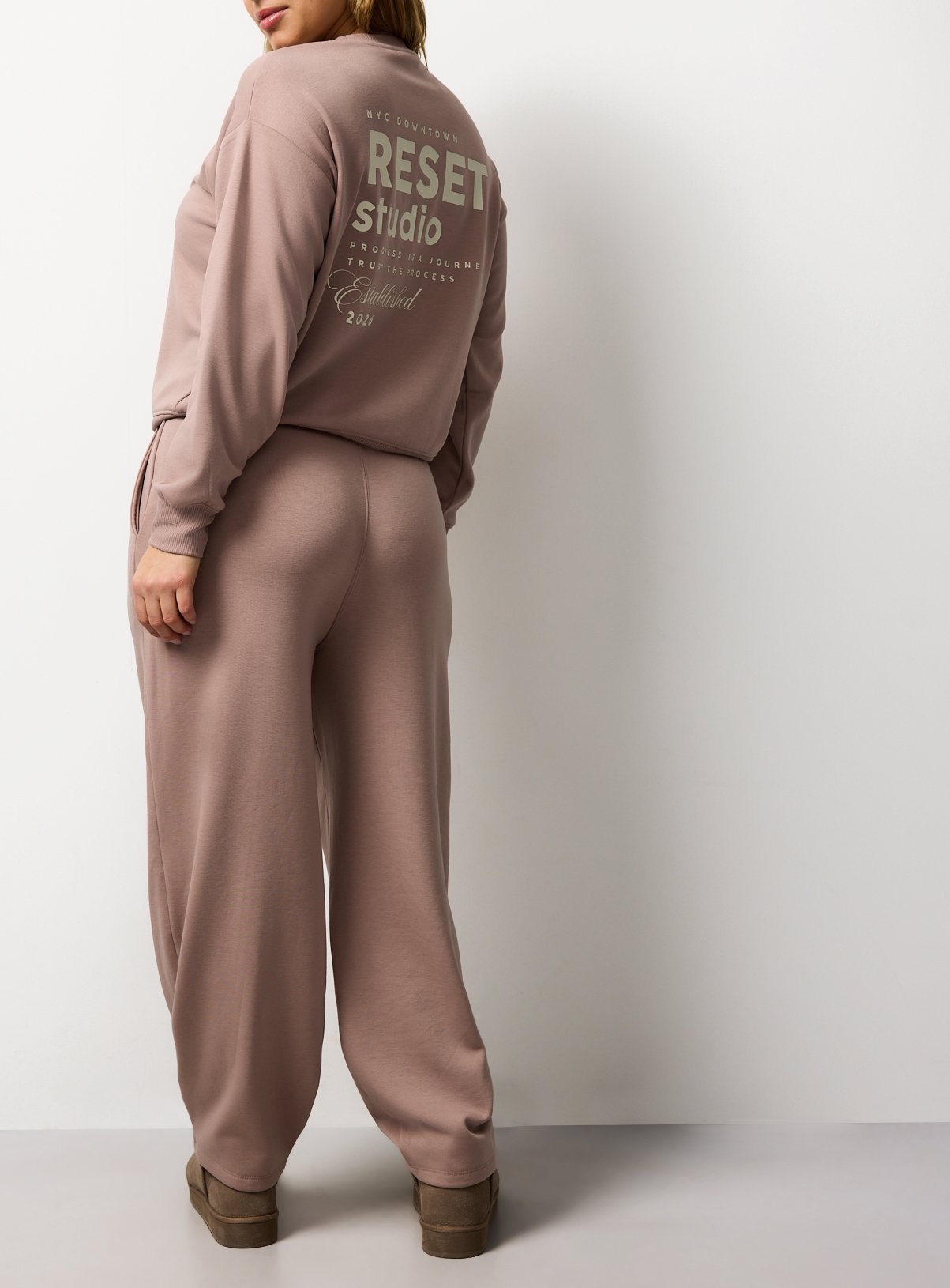 The Soft Barrel Leg Coord Joggers L - Image 4 thumbnail