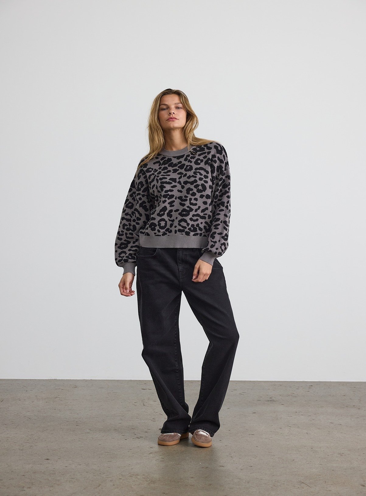Grey NOISY MAY Long Sleeved Knitted Jumper In Charcoal Gray Leo Pattern