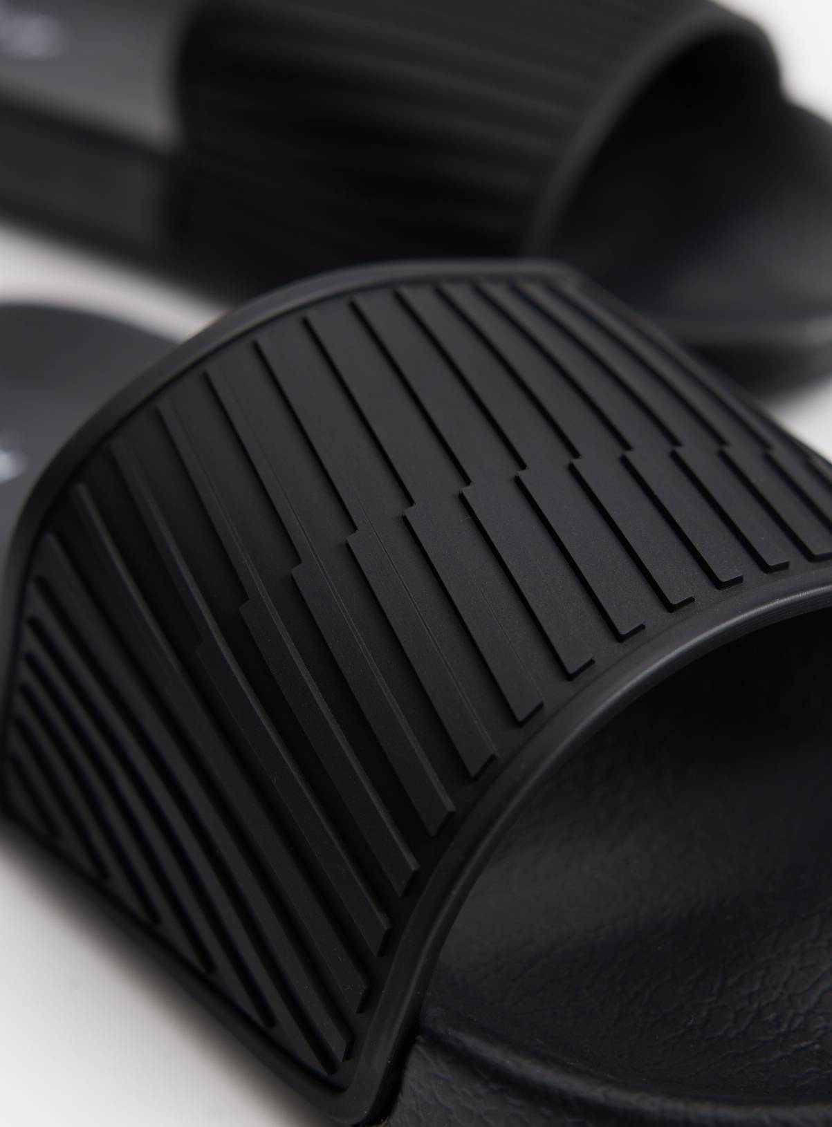 Plain Black Sliders S - Image 3
