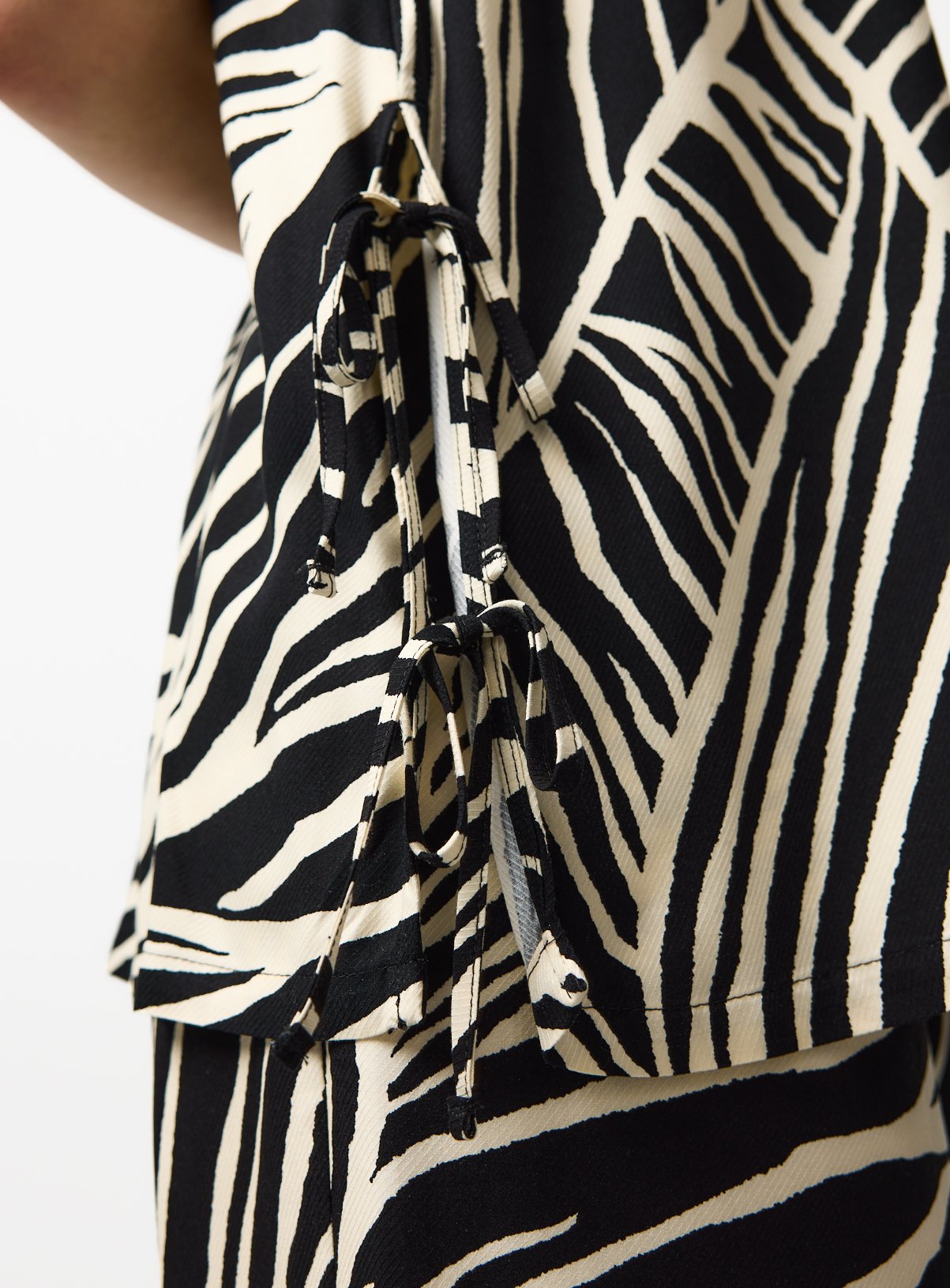 Mono Shell Print Sleeveless Co-ord Top 18 - Image 3 thumbnail