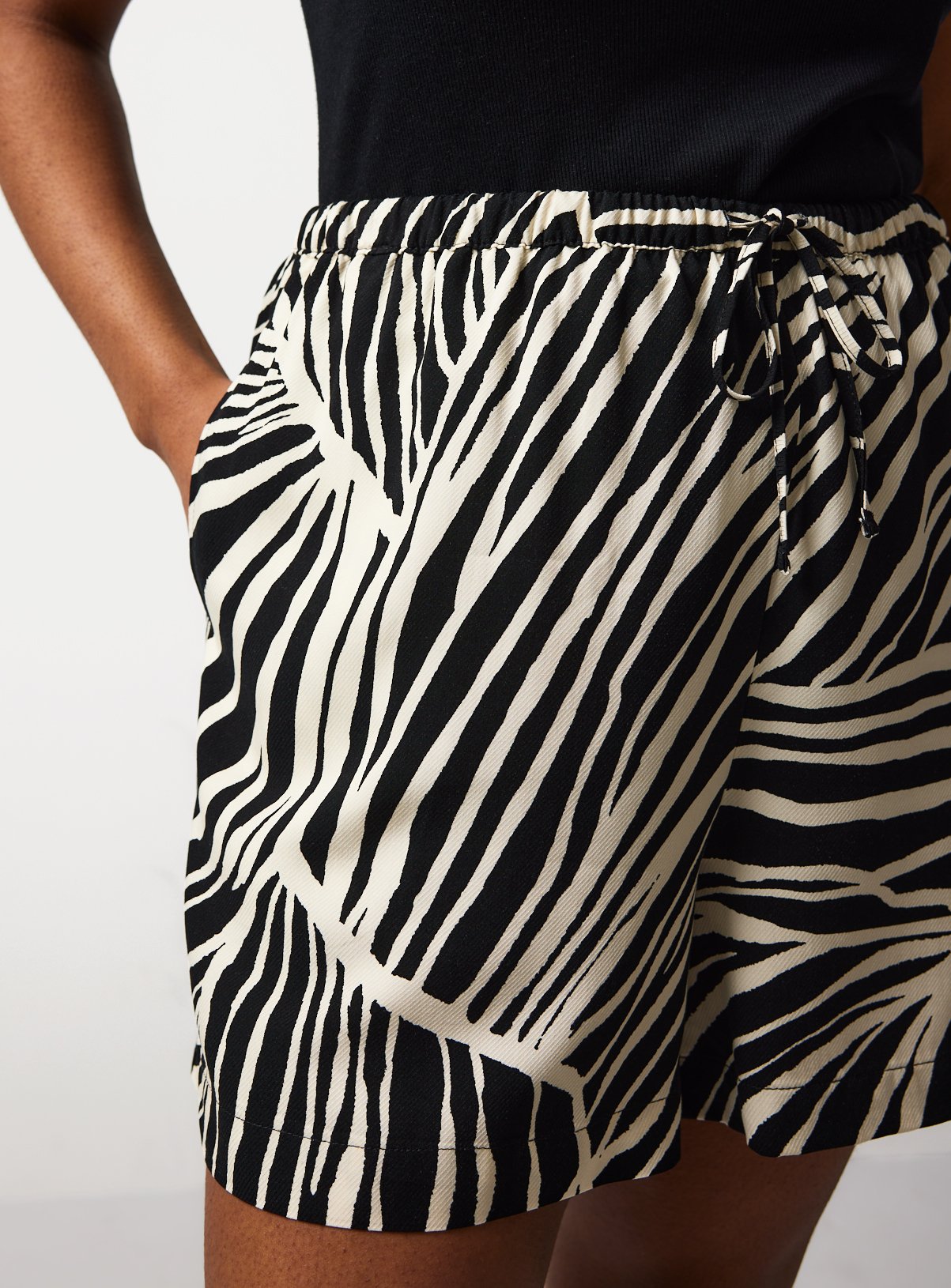 Mono Leaf Print Co-ord Shorts 10 - Image 3 thumbnail
