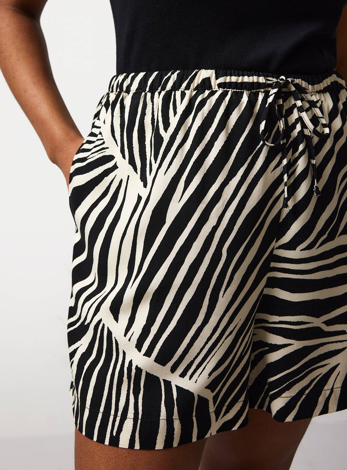 Mono Leaf Print Co-ord Shorts 10 - Image 3