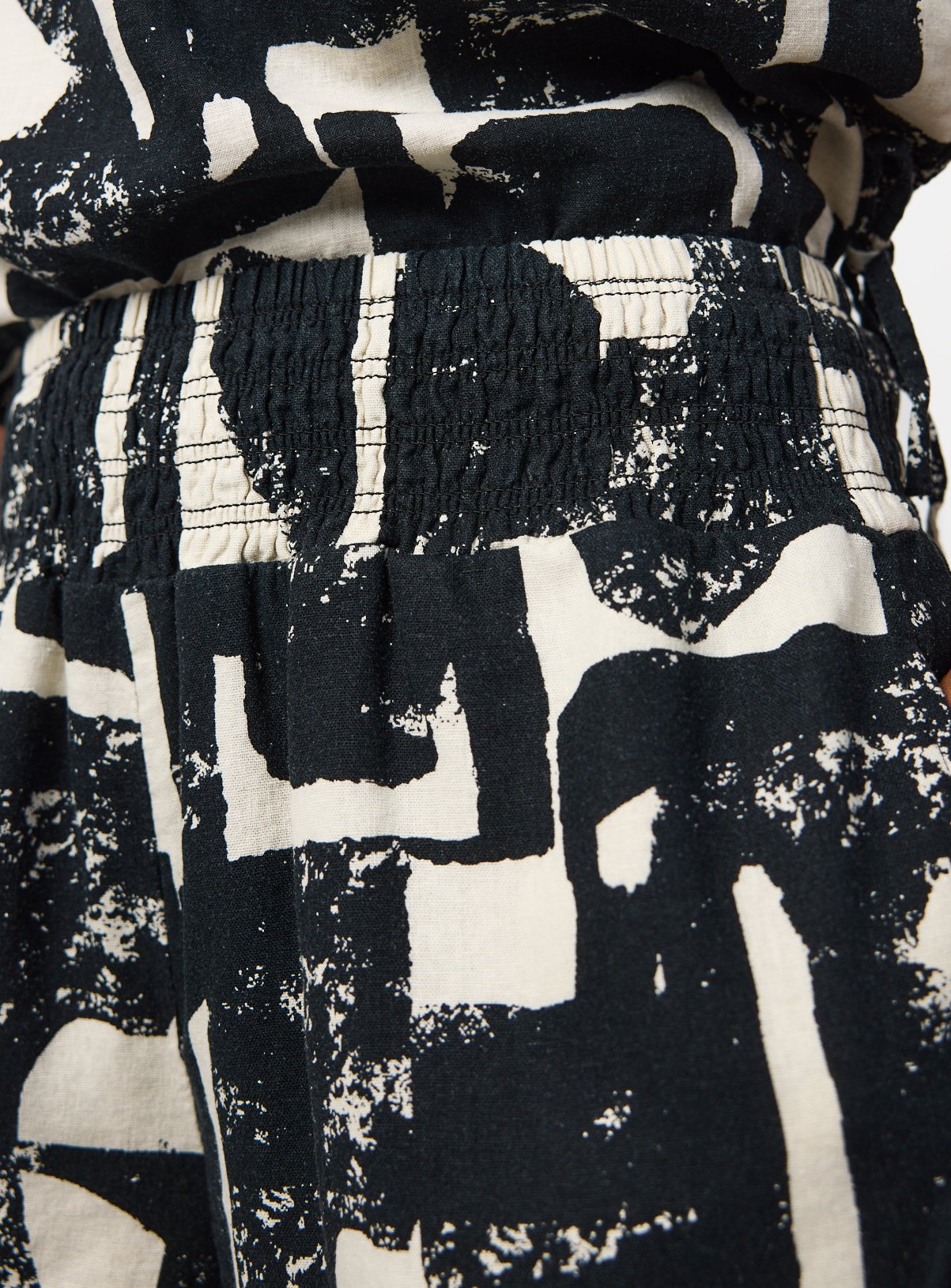 Mono Print Linen Rich Shorts 18 - Image 3 thumbnail