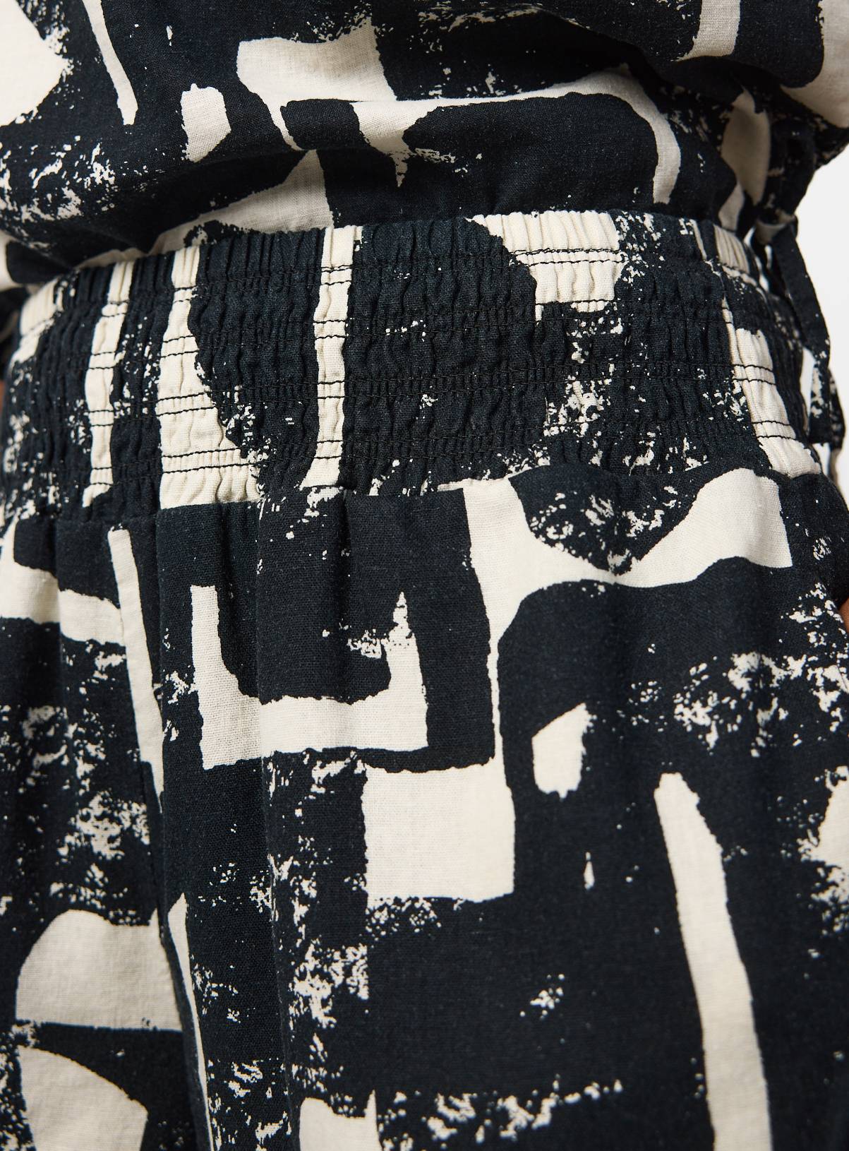 Mono Print Linen Rich Shorts 18 - Image 3