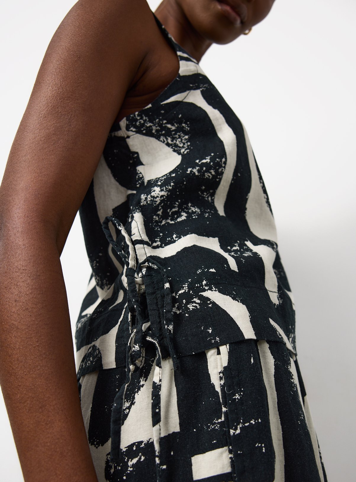 Mono Print Linen Rich Side Tie Shell Top 10 - Image 3 thumbnail