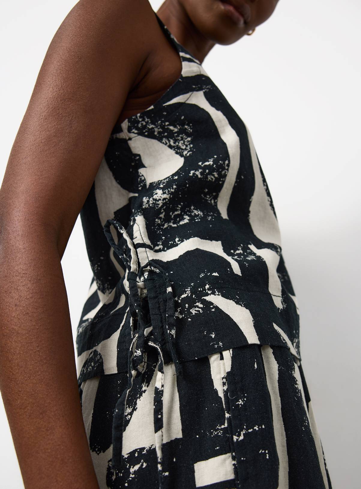 Mono Print Linen Rich Side Tie Shell Top 10 - Image 3