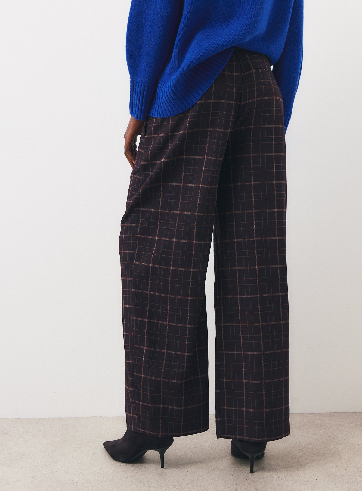 Brown Check Barrel Trousers 14S - Image 4 thumbnail