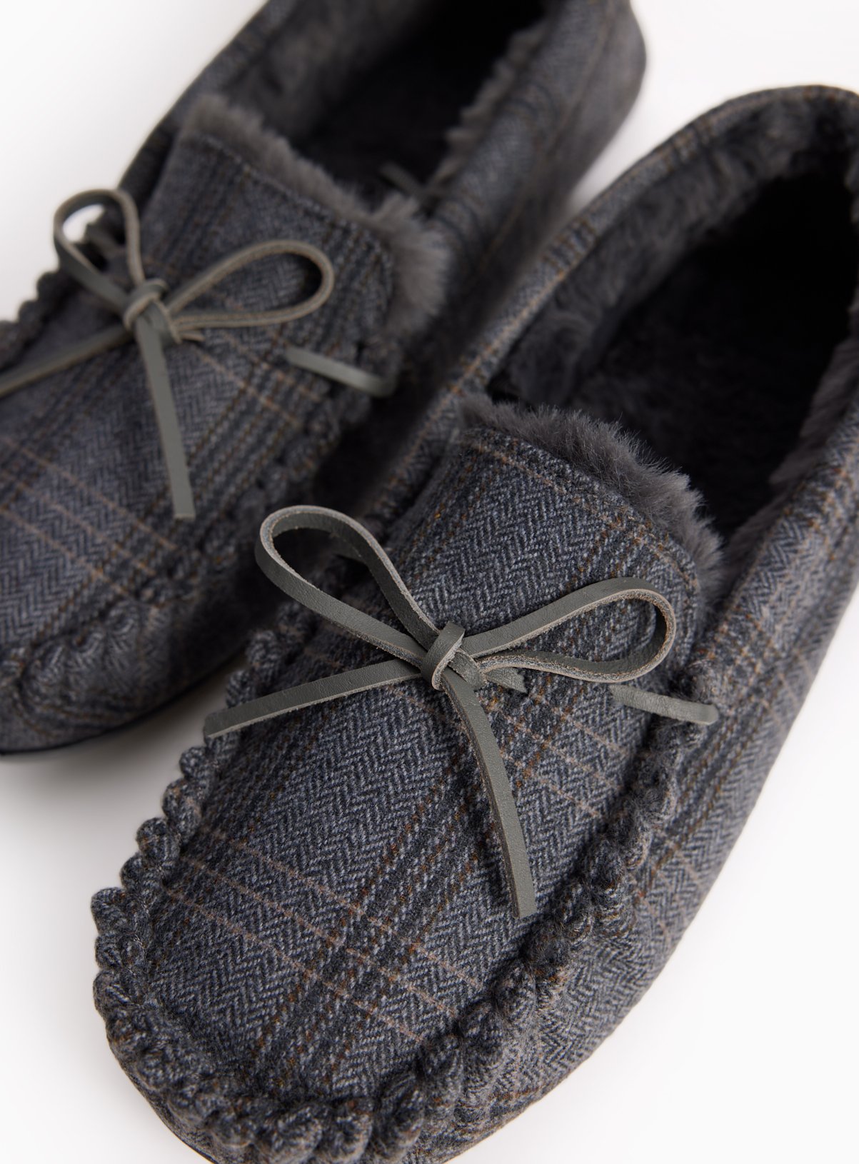 TOTES Grey Herringbone Moccasin Slippers 10 - Image 3 thumbnail