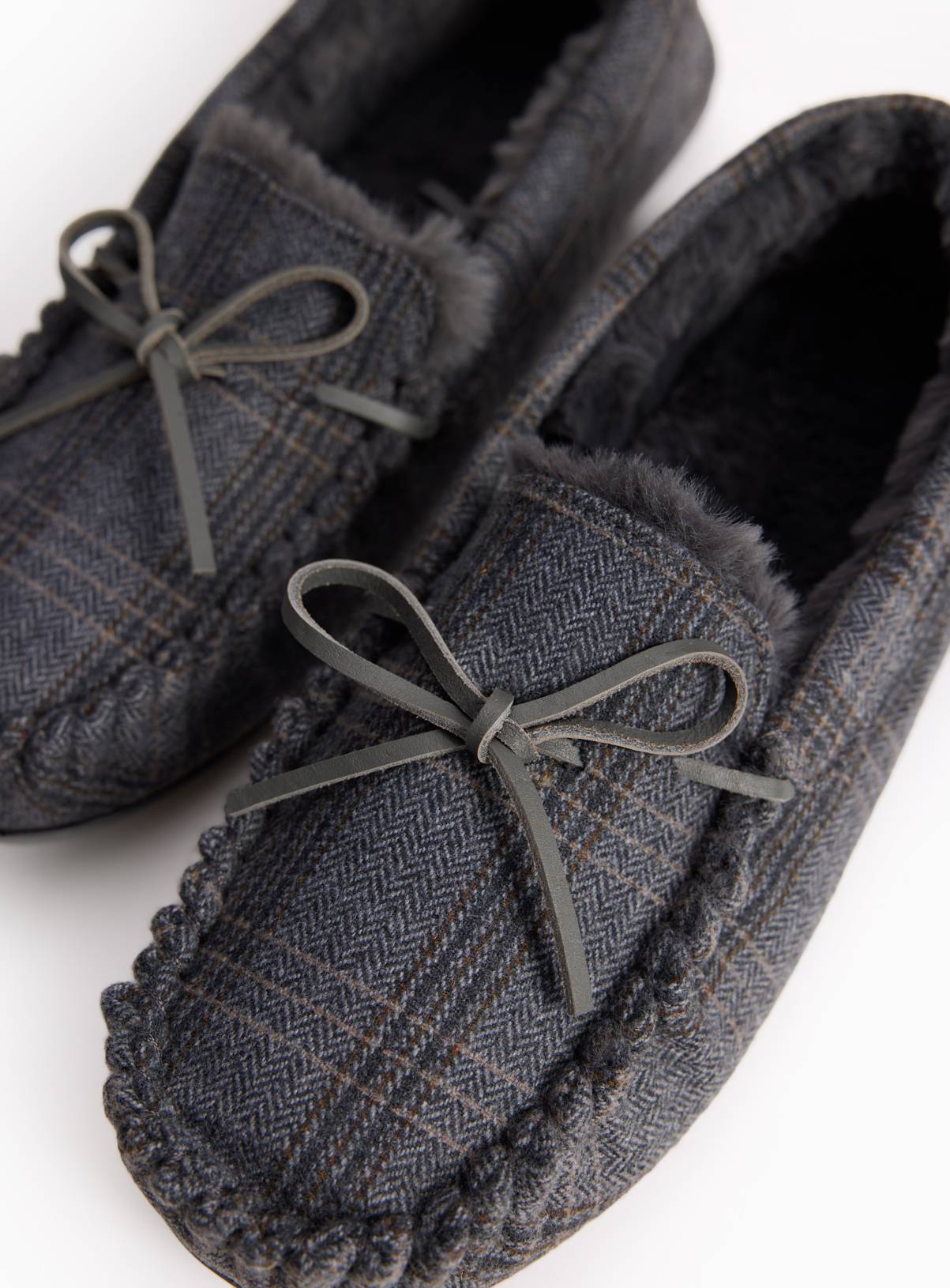 TOTES Grey Herringbone Moccasin Slippers 10 - Image 3