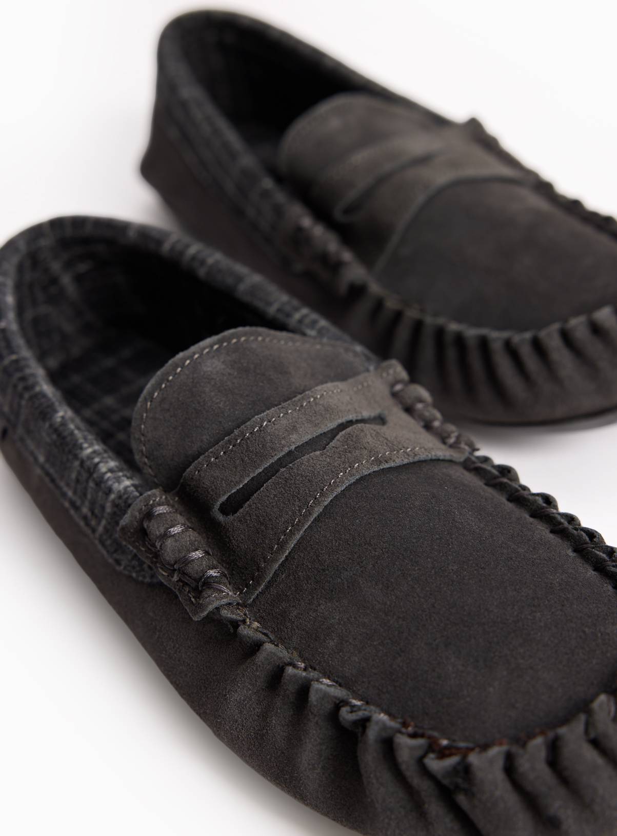 TOTES Charcoal Check Trim Moccasin Slippers 12 - Image 3