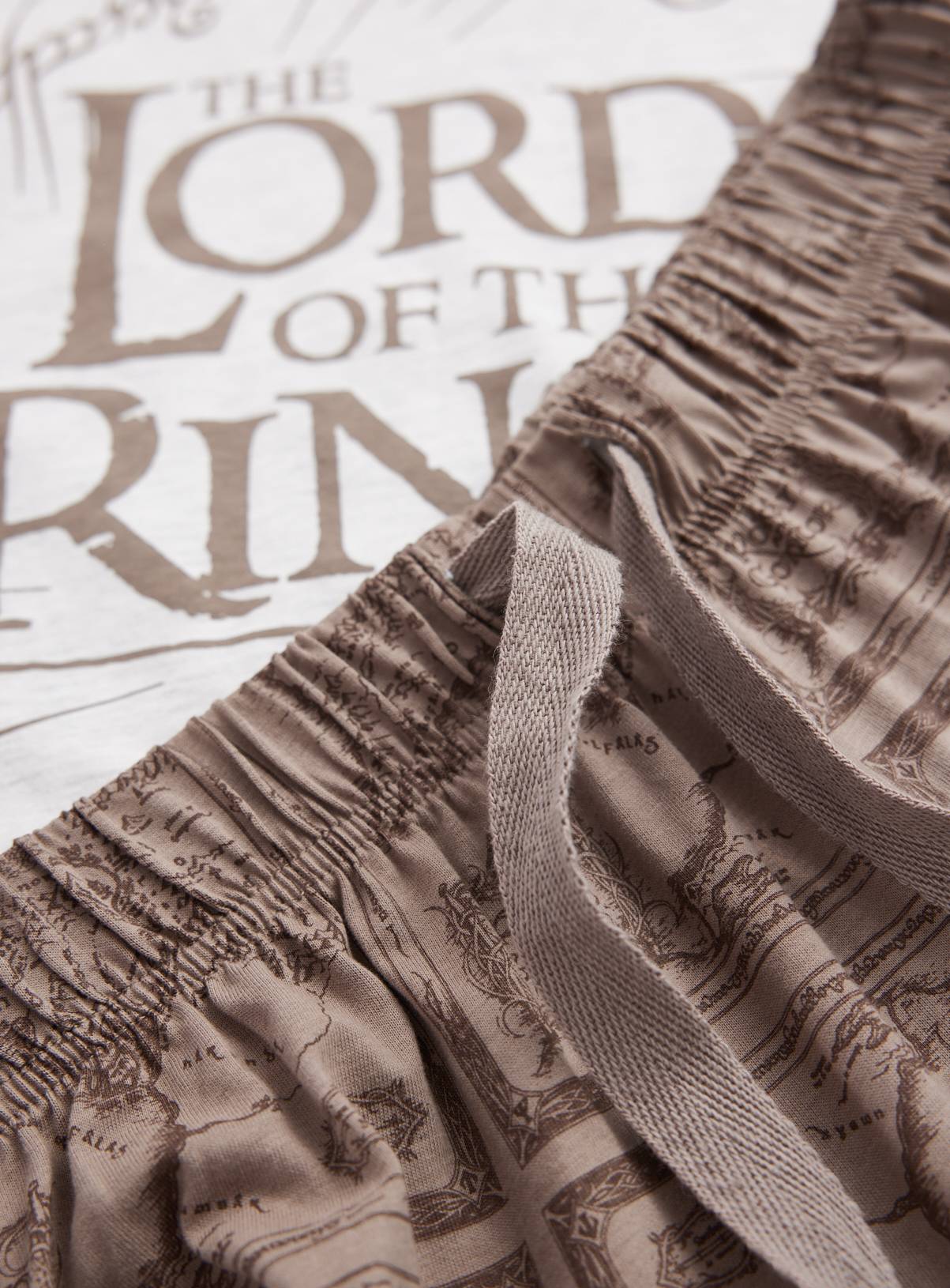 Neutral Lord of the Rings Pyjama Set XL - Image 4