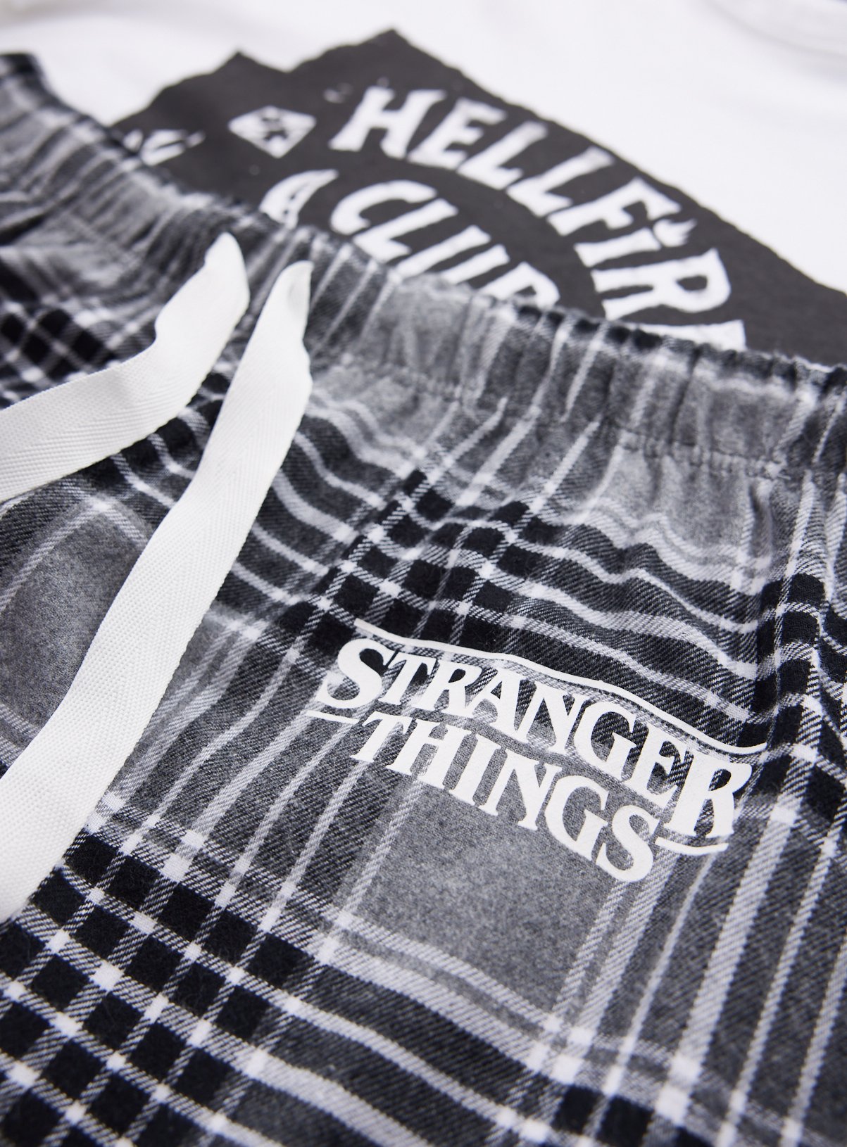 Stranger Things Pyjama Set M - Image 4 thumbnail