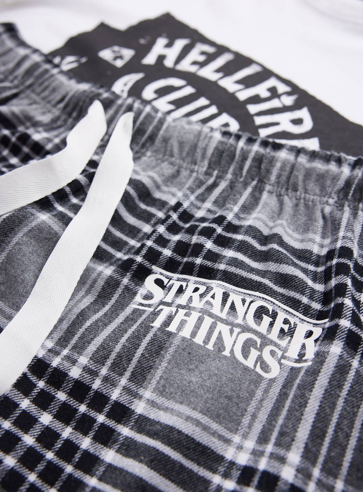 Stranger Things Pyjama Set M - Image 4
