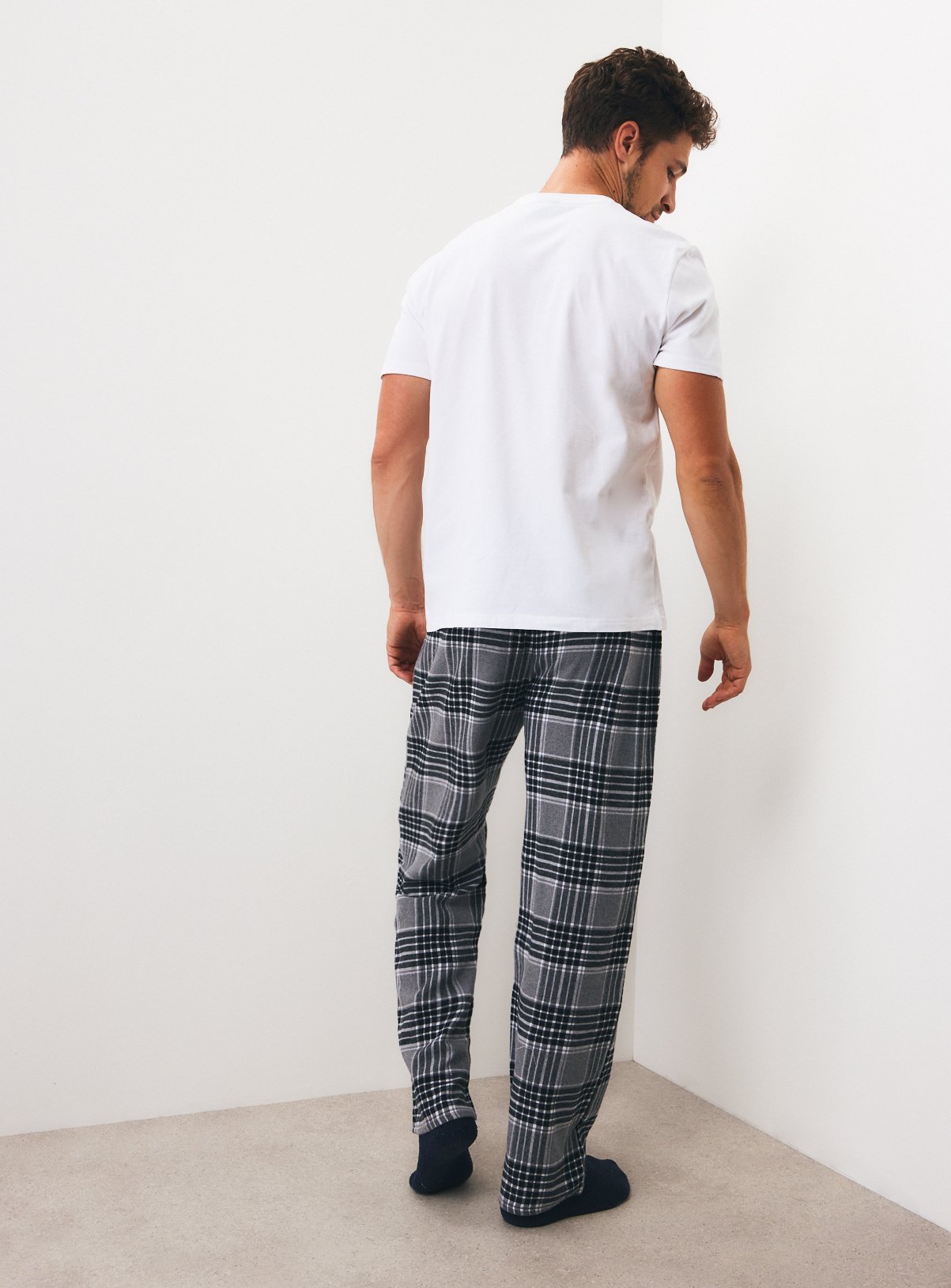 Stranger Things Pyjama Set M - Image 5 thumbnail