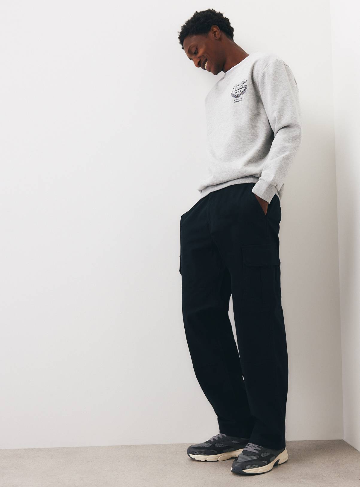 Black Cargo Trousers 32R - Image 1