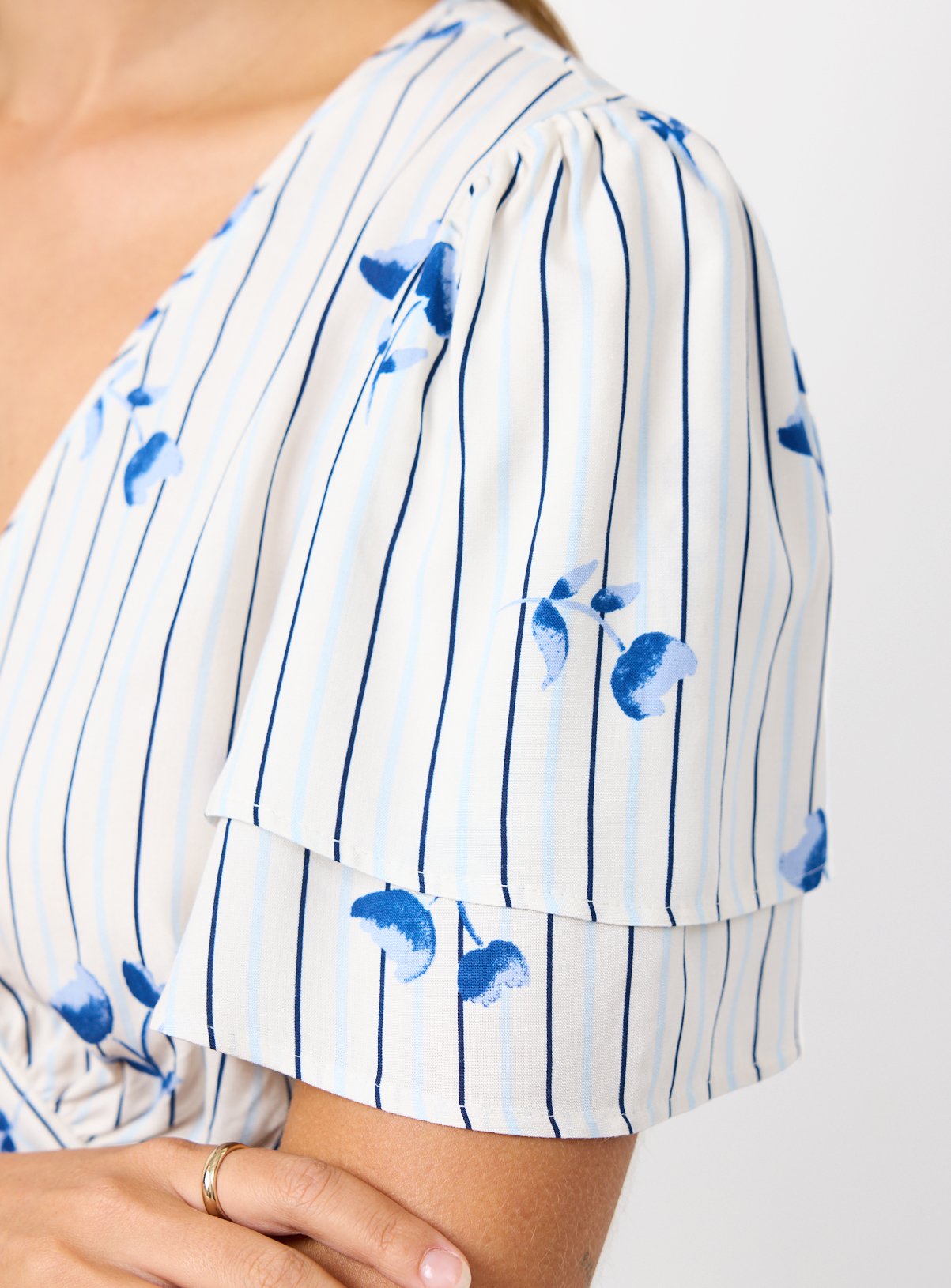 Cream & Blue Floral Printed Short Sleeve Tie Back Top 22 - Image 3 thumbnail