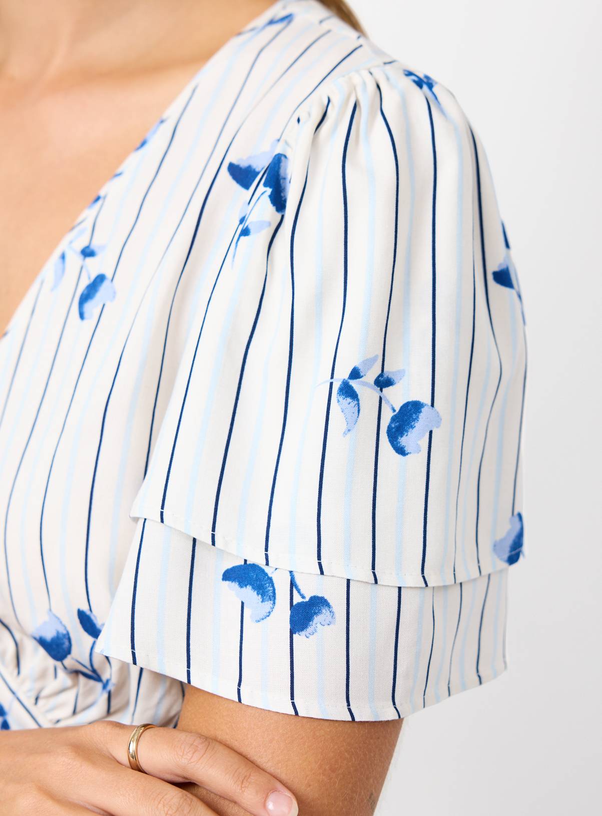 Cream & Blue Floral Printed Short Sleeve Tie Back Top 22 - Image 3