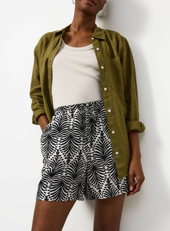 Mono Leaf Print Shorts 16