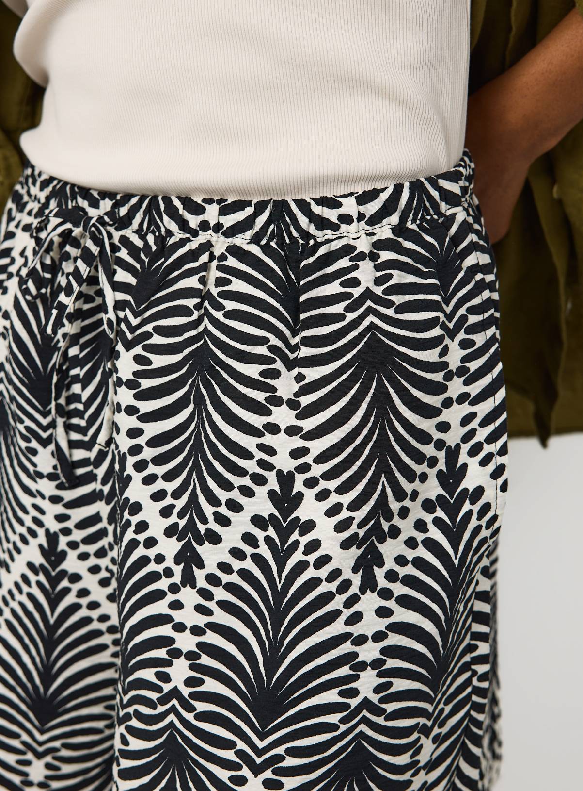 Mono Leaf Print Shorts 22 - Image 3