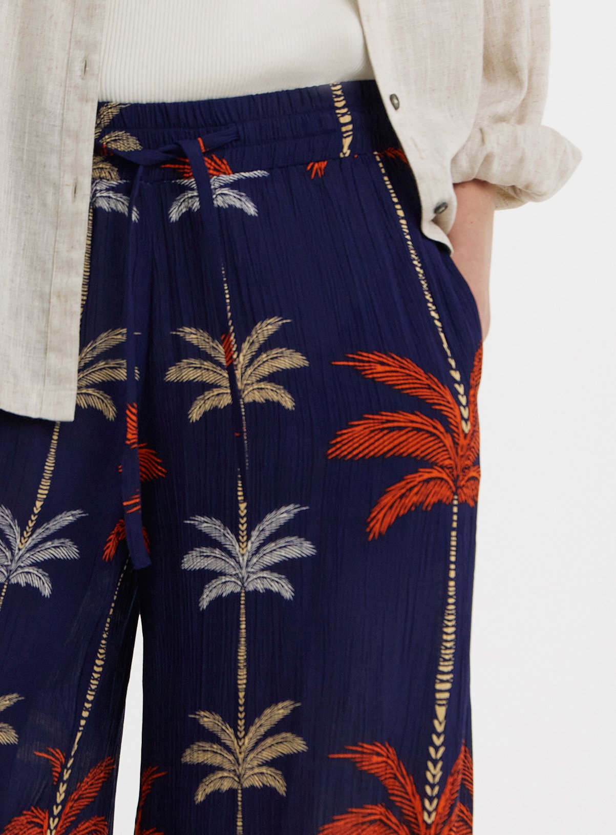 JD WILLIAMS Viscose Crinkle Pull On Wide Leg Trouser Navy 26 - Image 4 thumbnail