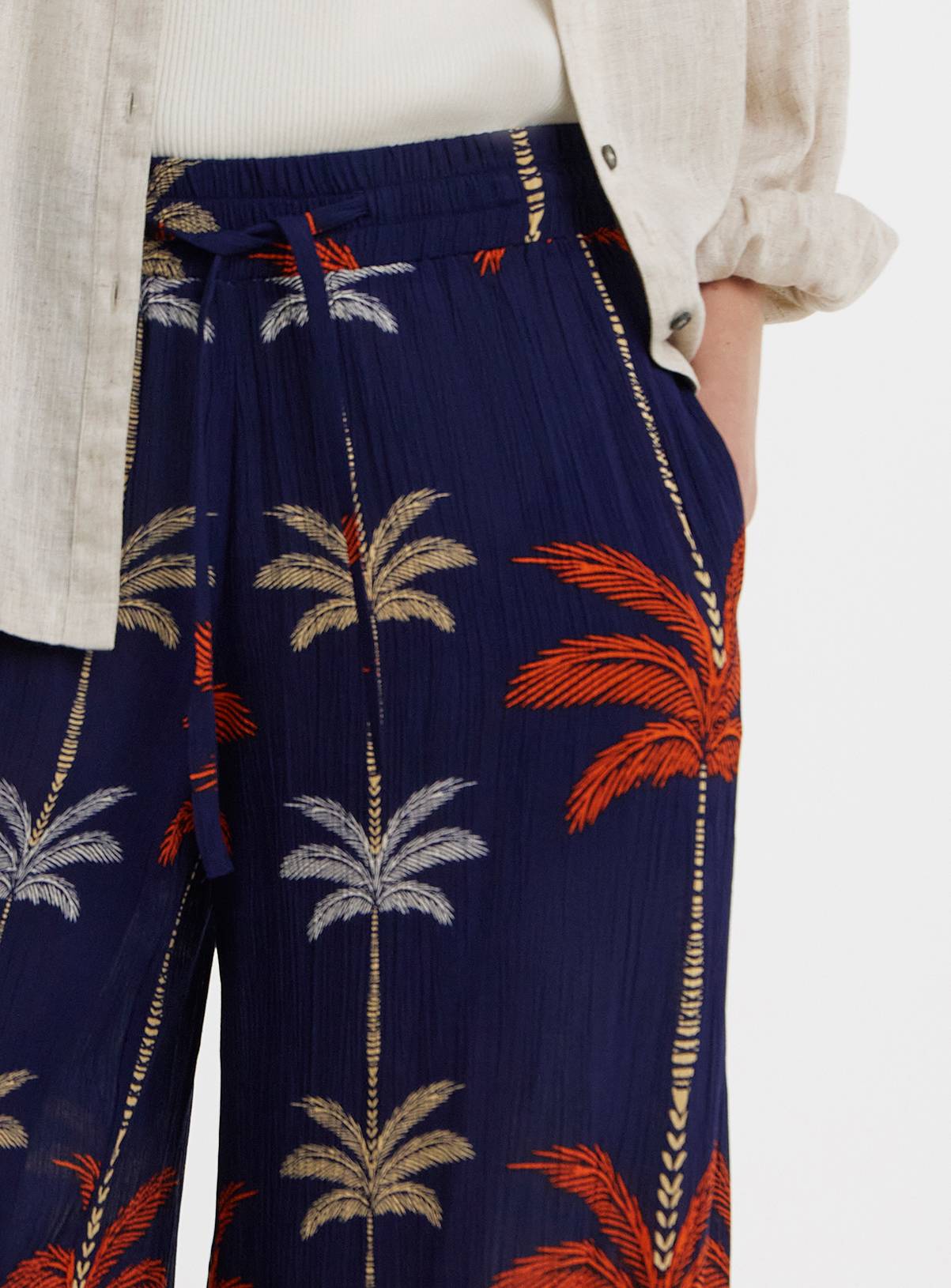 JD WILLIAMS Viscose Crinkle Pull On Wide Leg Trouser Navy 26 - Image 4