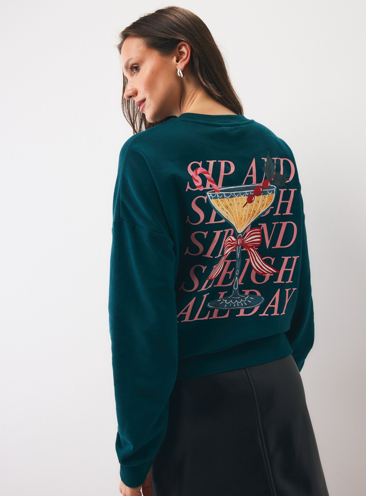 Green Sip & Sleigh Cocktail Graphic Knitted Jumper M - Image 1 thumbnail
