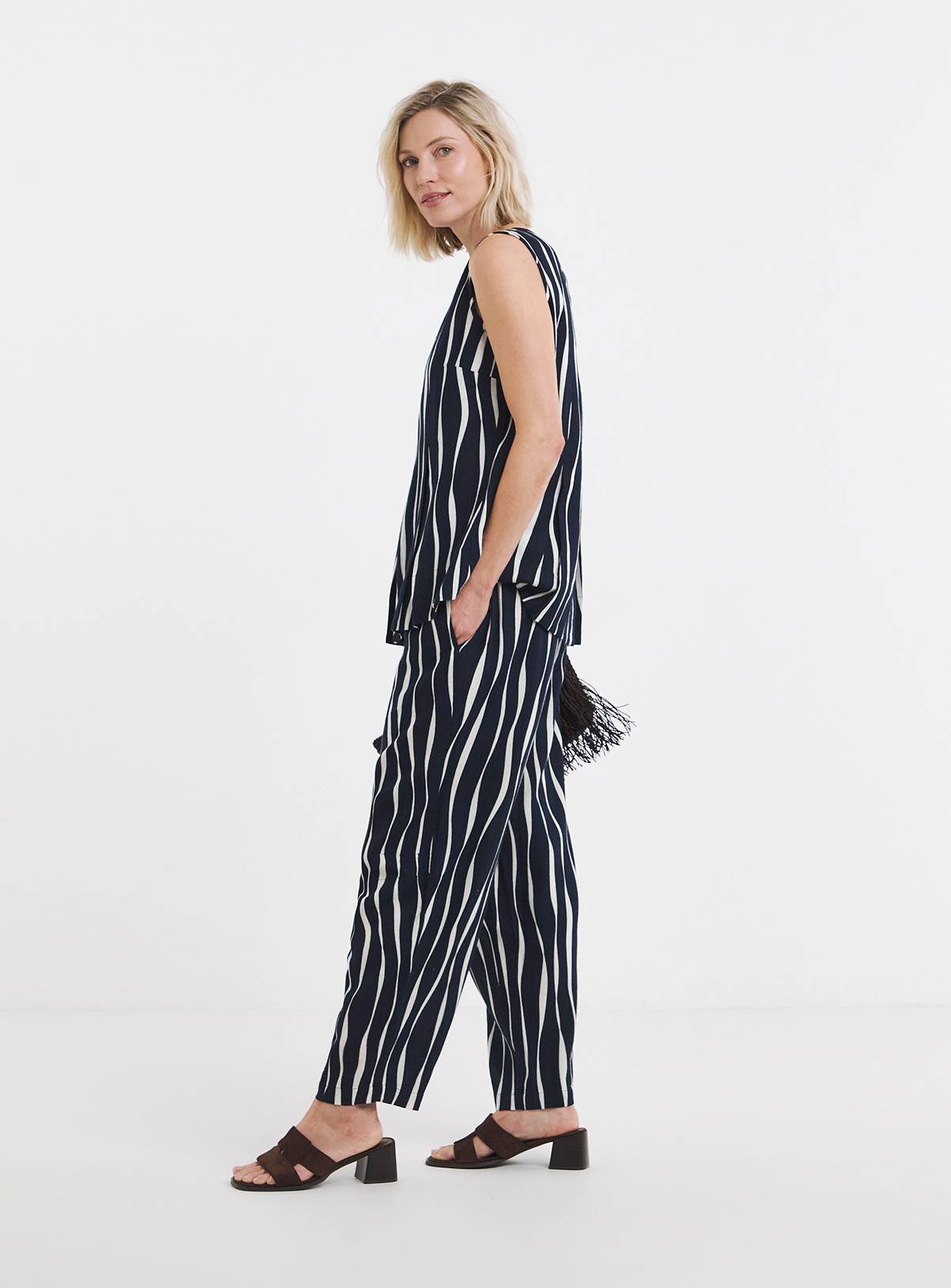 JD WILLIAMS Linen Mix Barrel Trousers 12 - Image 4