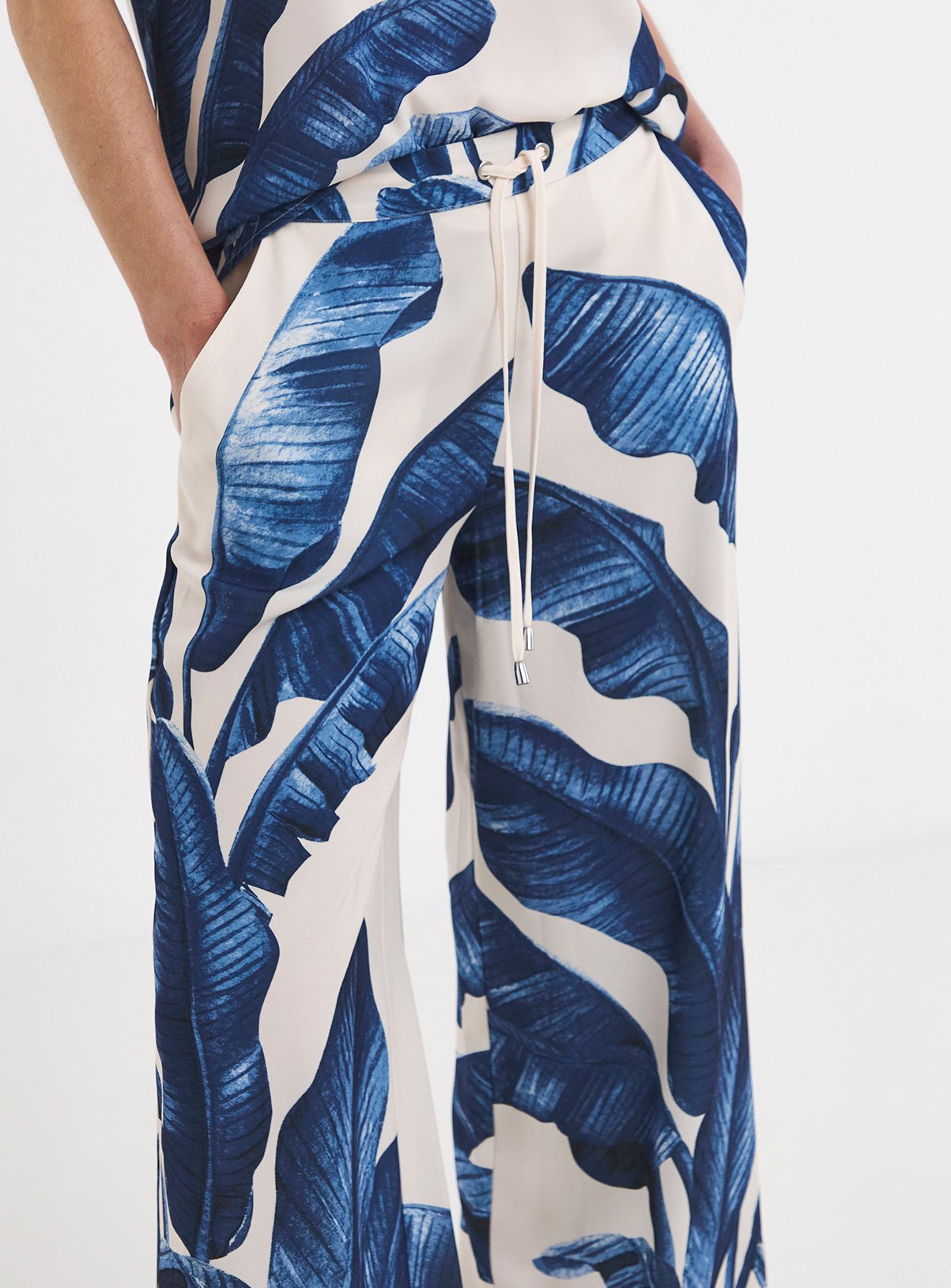 JD WILLIAMS Blue Print Wide Leg Trouser Co-Ord 14 - Image 4 thumbnail