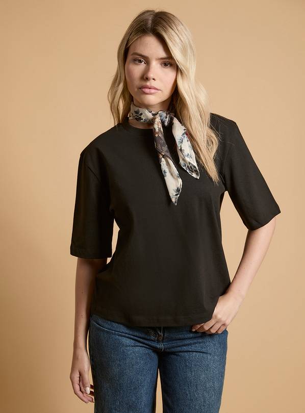 OASIS T-Shirt With Printed Patchwork Neck Scarf 10