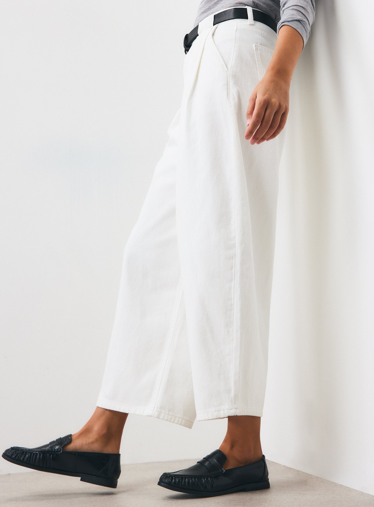 White Pleat Barrel Jeans 12 - Image 2 thumbnail