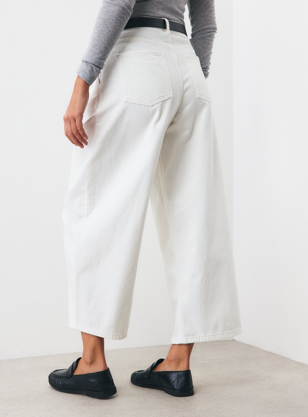 White Pleat Barrel Jeans 12 - Image 4 thumbnail
