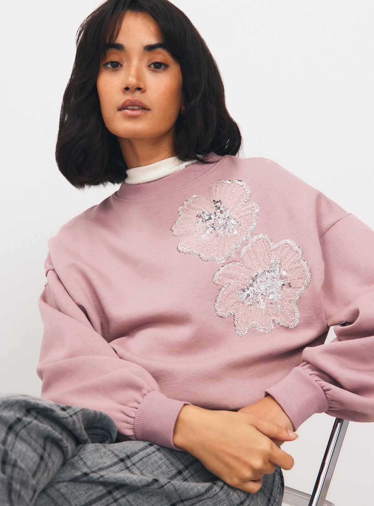 Pale Pink Flower Embellished Crewneck Sweatshirt XL - Image 1 thumbnail