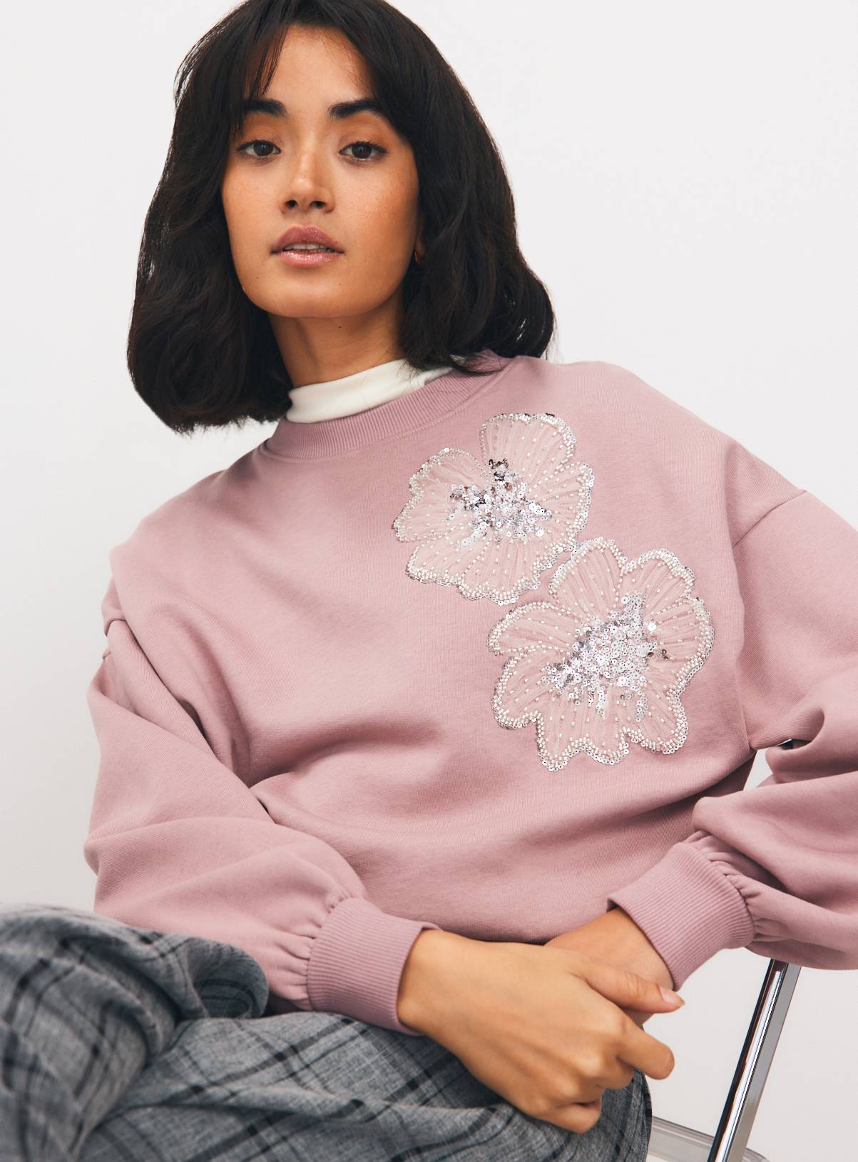 Pale Pink Flower Embellished Crewneck Sweatshirt XL - Image 1
