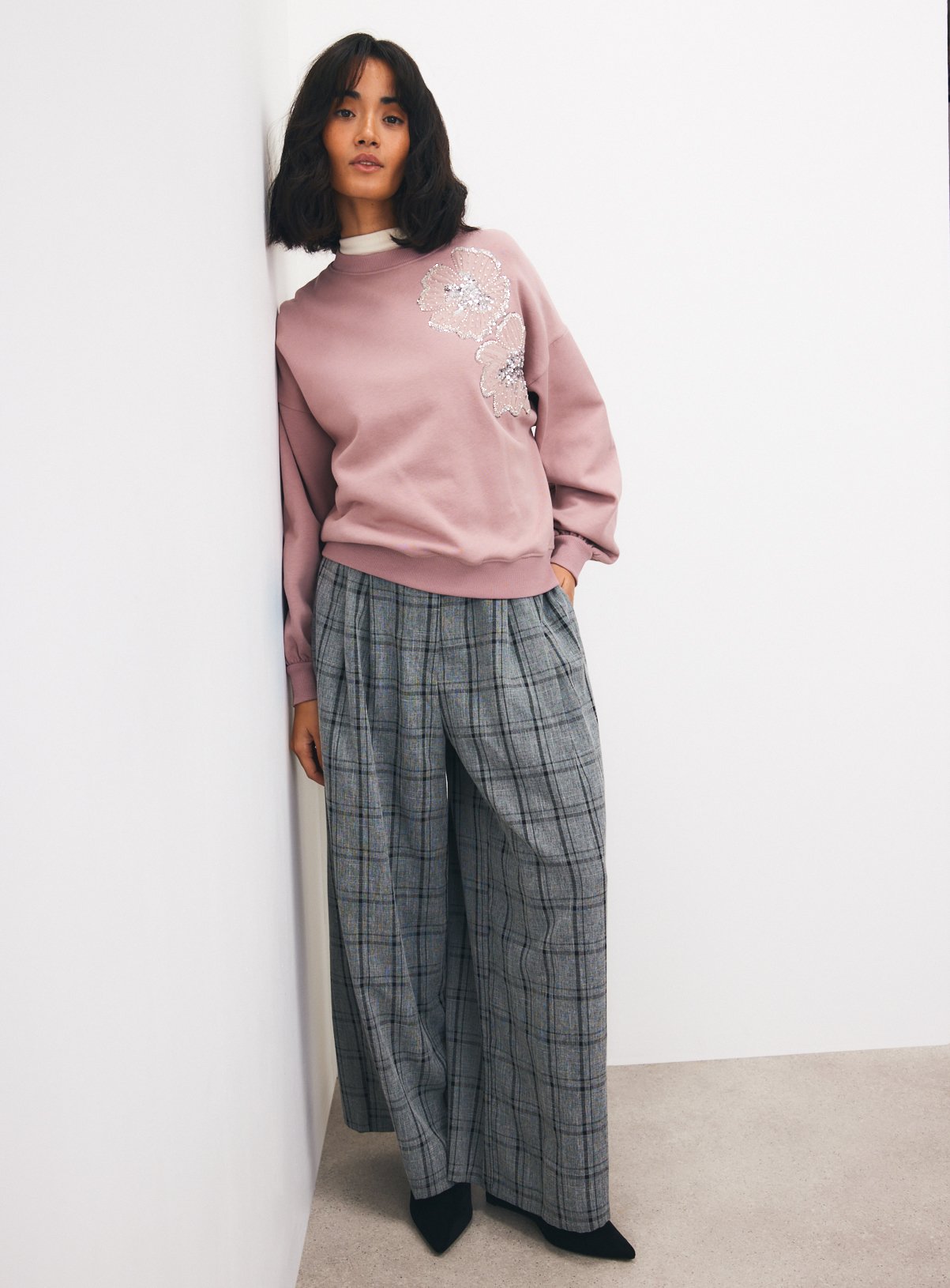 Pale Pink Flower Embellished Crewneck Sweatshirt XL - Image 2 thumbnail