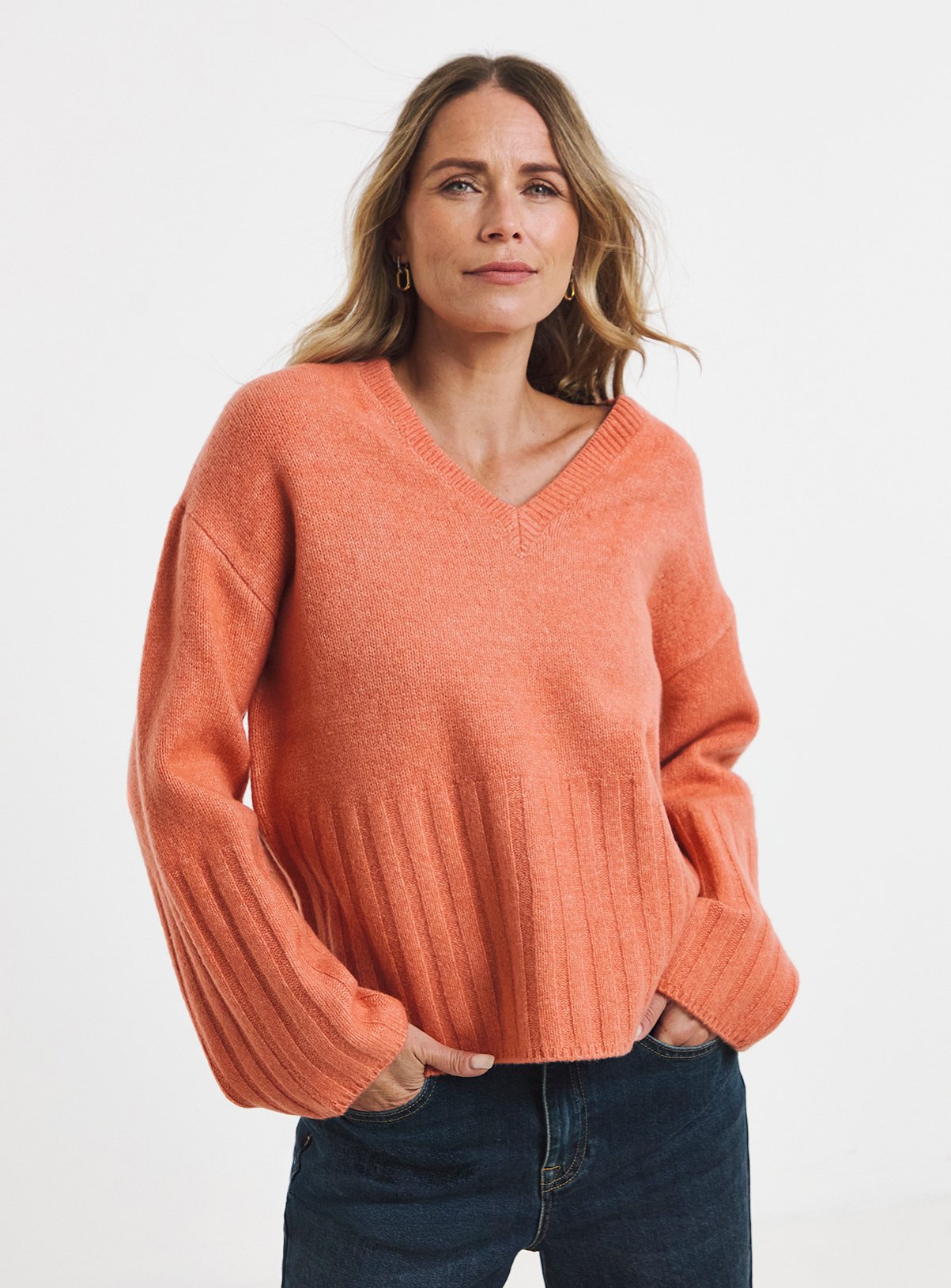 JD WILLIAMS Sponge V Neck Jumper 28-30 - Image 1 thumbnail