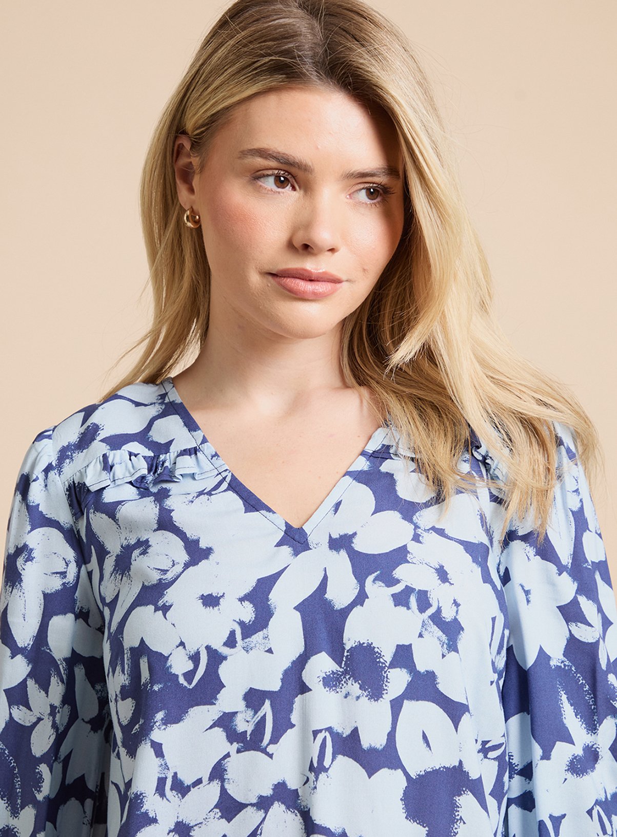 DOROTHY PERKINS Blue Floral Frill Shoulder Shirred Cuff Top 18 - Image 4 thumbnail
