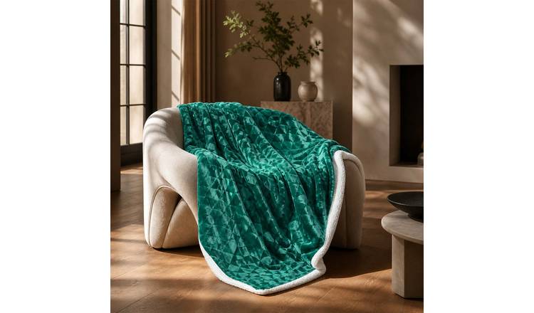 Homescapes Geometric Triangle Velvet Throw - 160 x 200 cm - Emerald Green