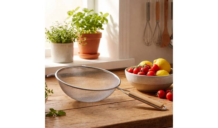 Orsina Zenigo Medium Sieve with Wooden Handle – Silver