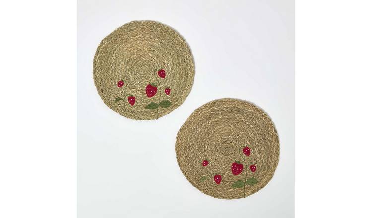Homescapes Pack of 2 Round Strawberry Bulrush Placemats - Natural