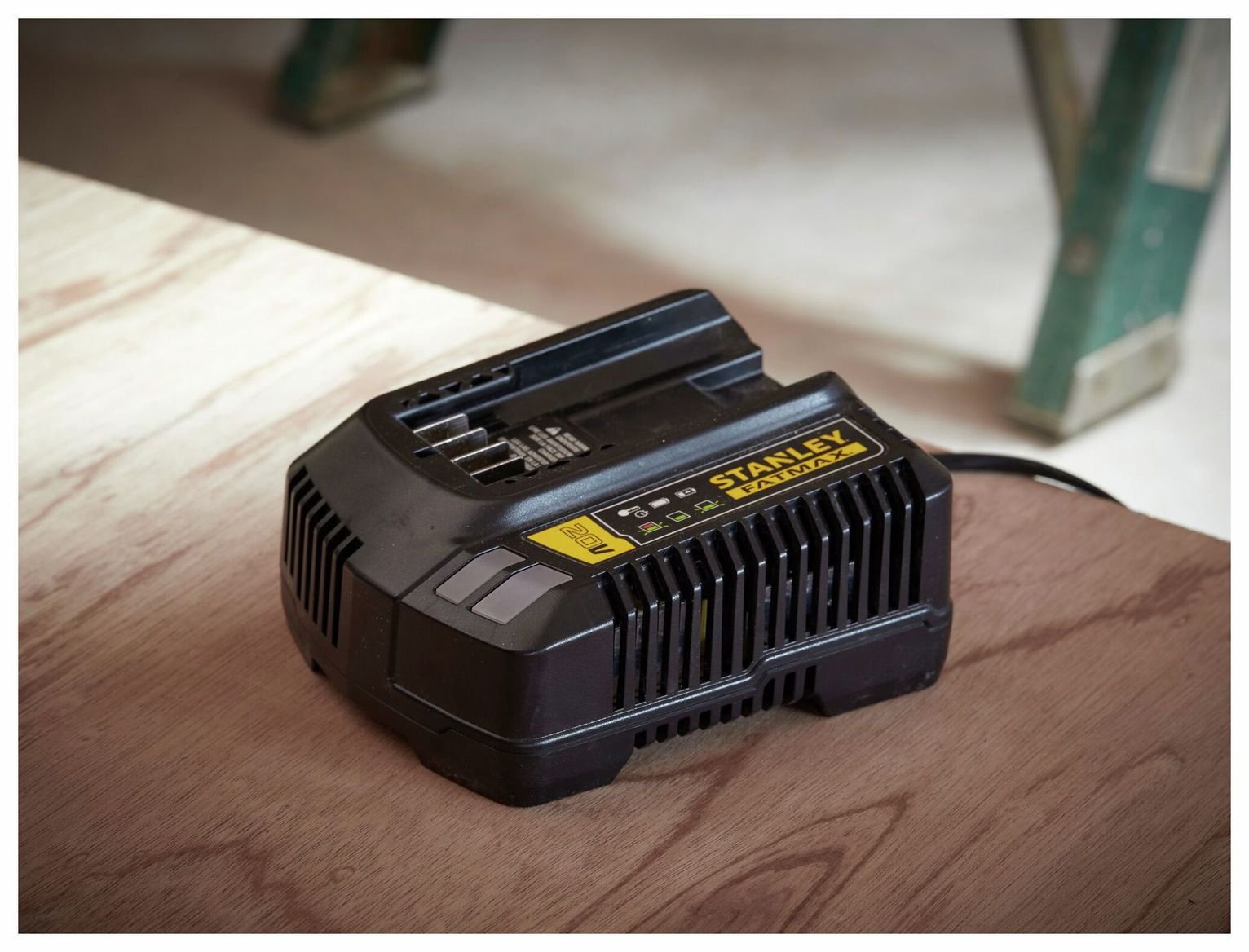Stanley Fatmax SFMCB14-GB 4Ah V20 Lithium-ion Charger - 18V