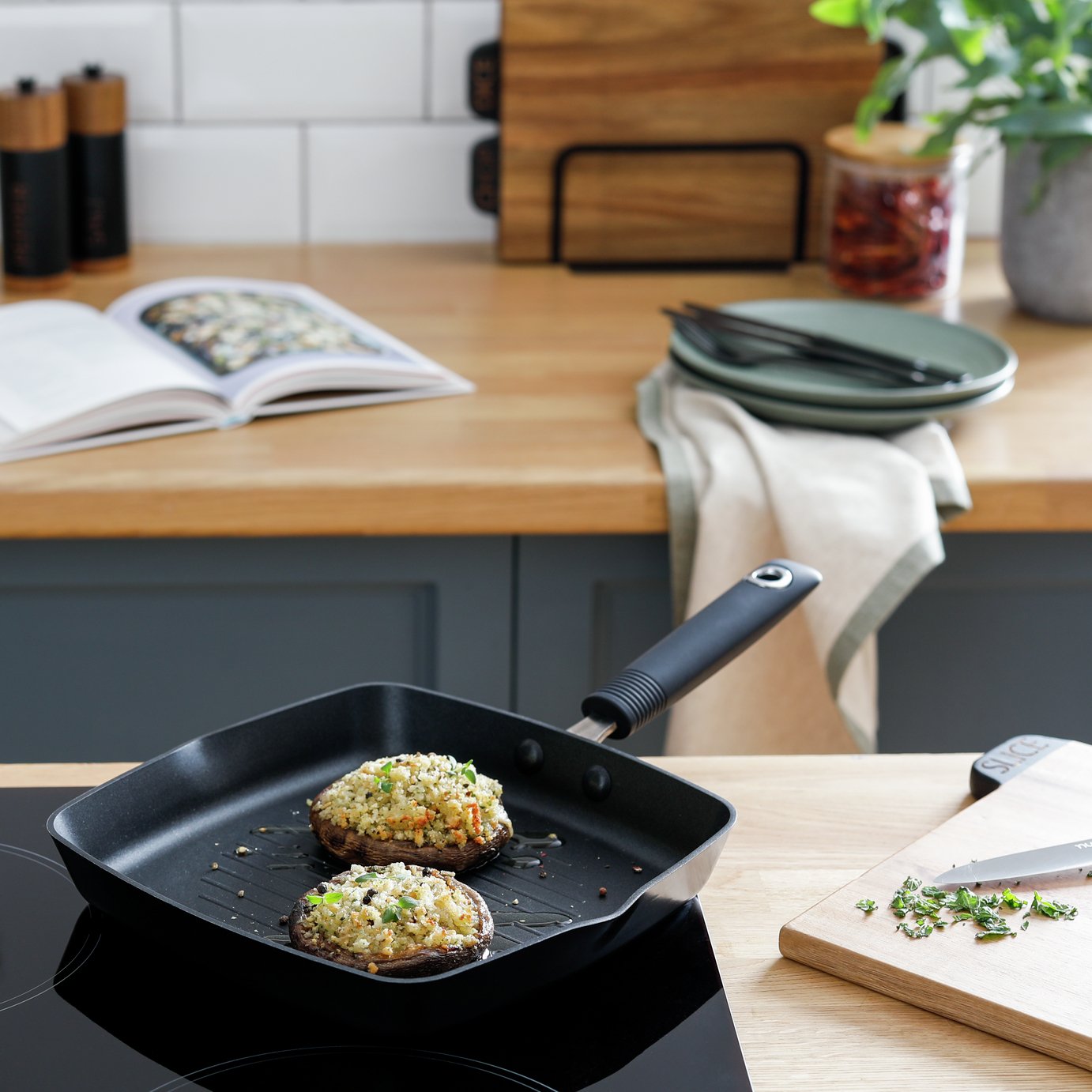 Habitat 24cm Non Stick Aluminium Griddle Pan - Black