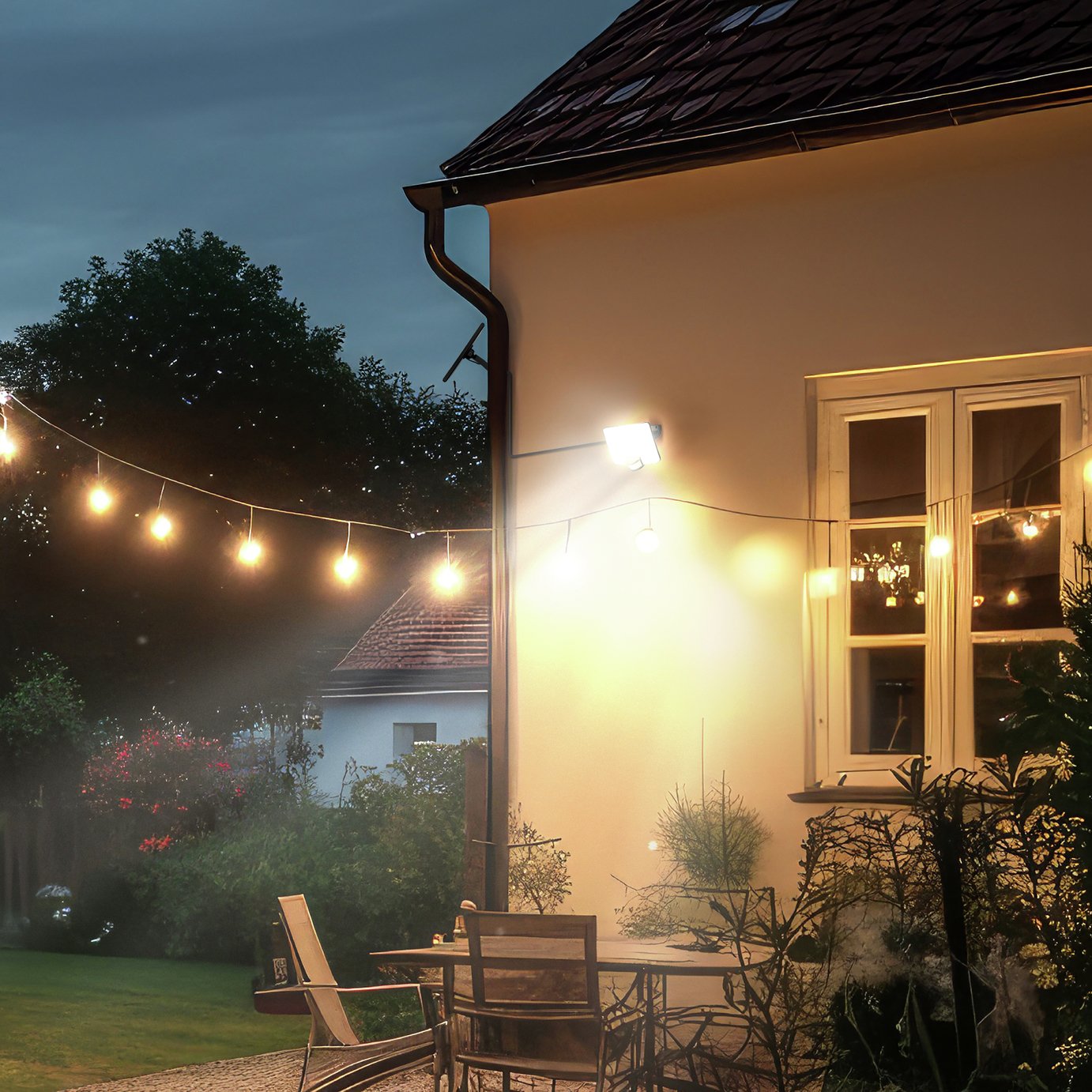 Luceco 11W PIR Guardian Solar Floodlights