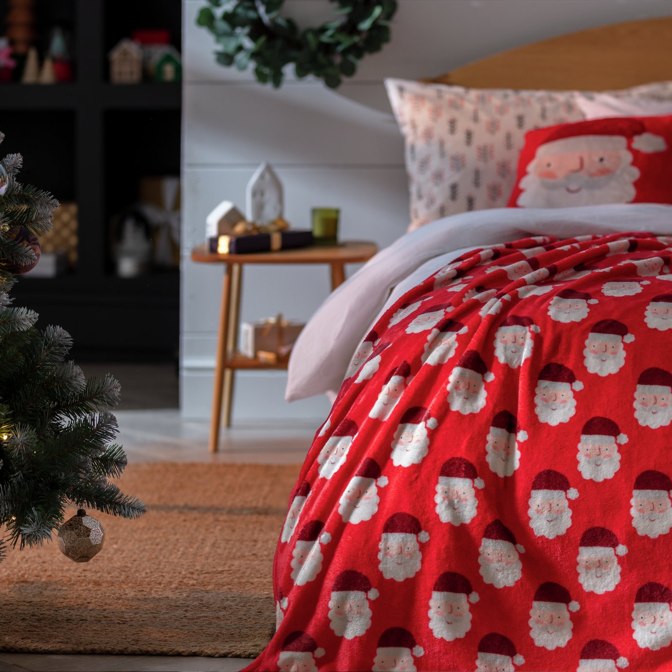 Argos Home Christmas Santa Printed Fleece Throw - 125X150cm