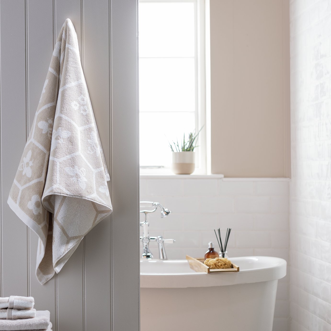 Argos Home Floral Bee Bath Towel