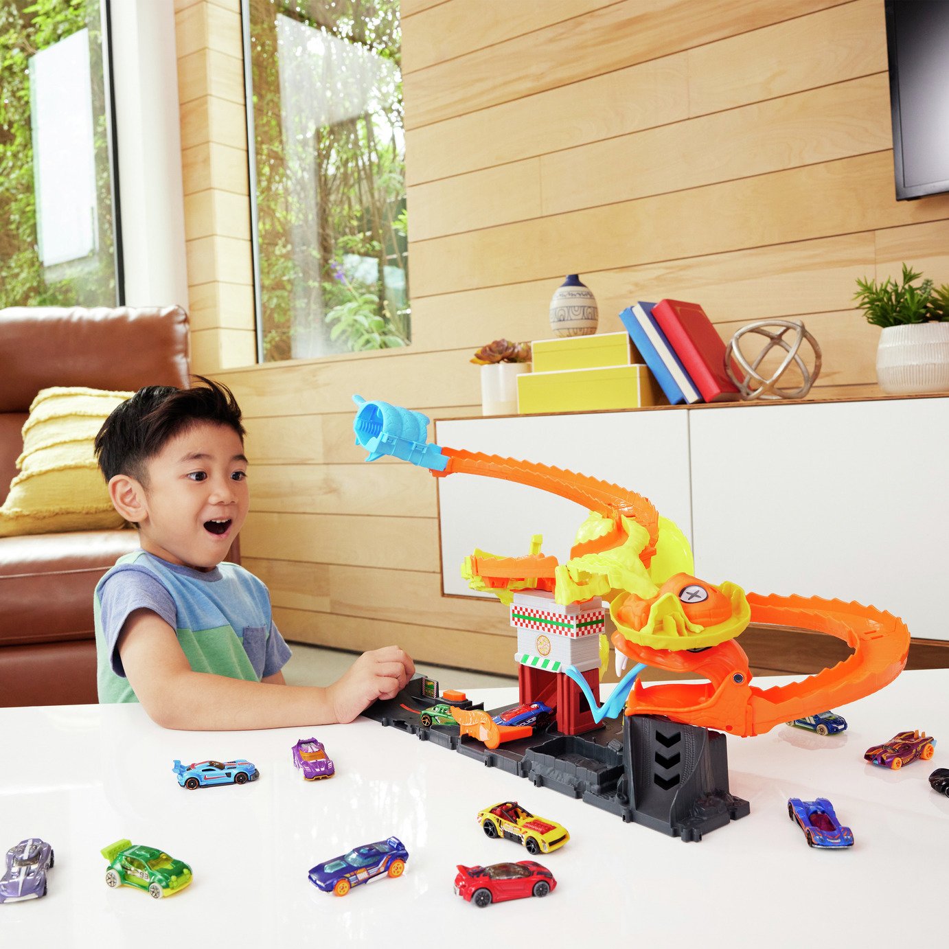 Hot Wheels City Cobra Pizza Shop Racing Playset