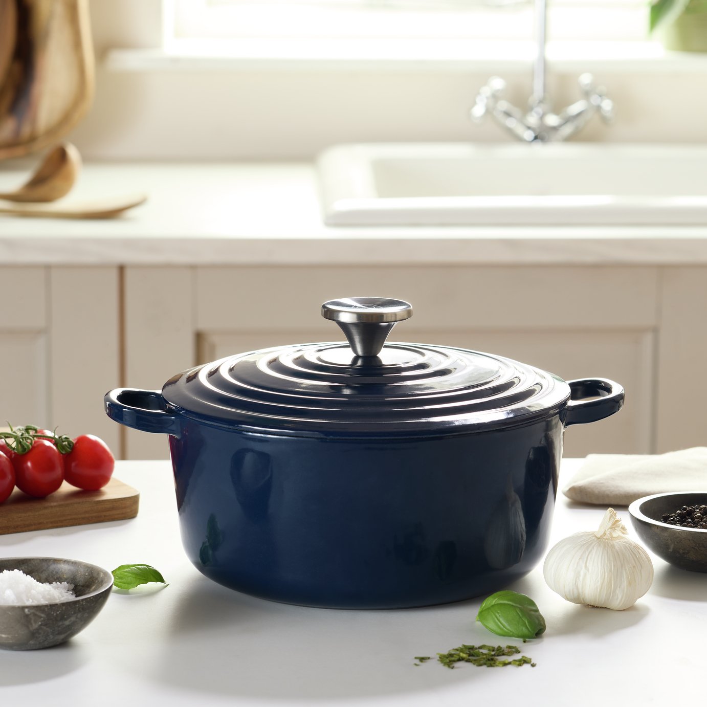 Habitat 3.3L cast iron casserole dish