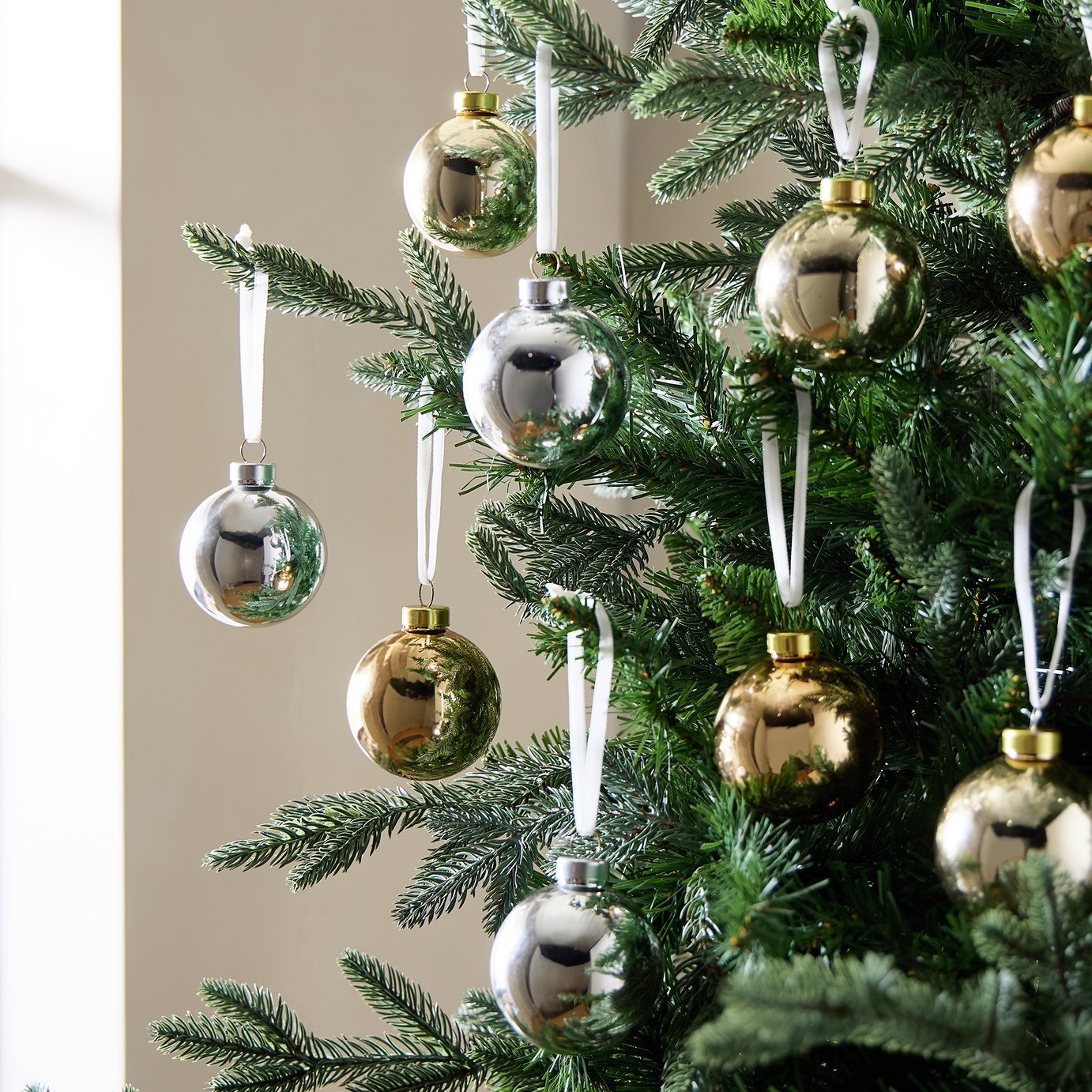 Argos Home Pack of 9 Glass Christmas Baubles - Silver & Gold