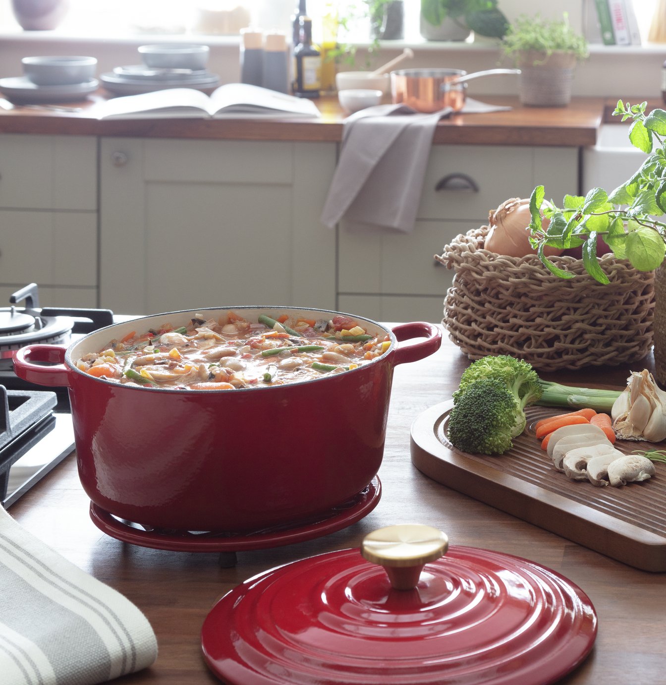 Habitat 3.3L cast iron casserole dish