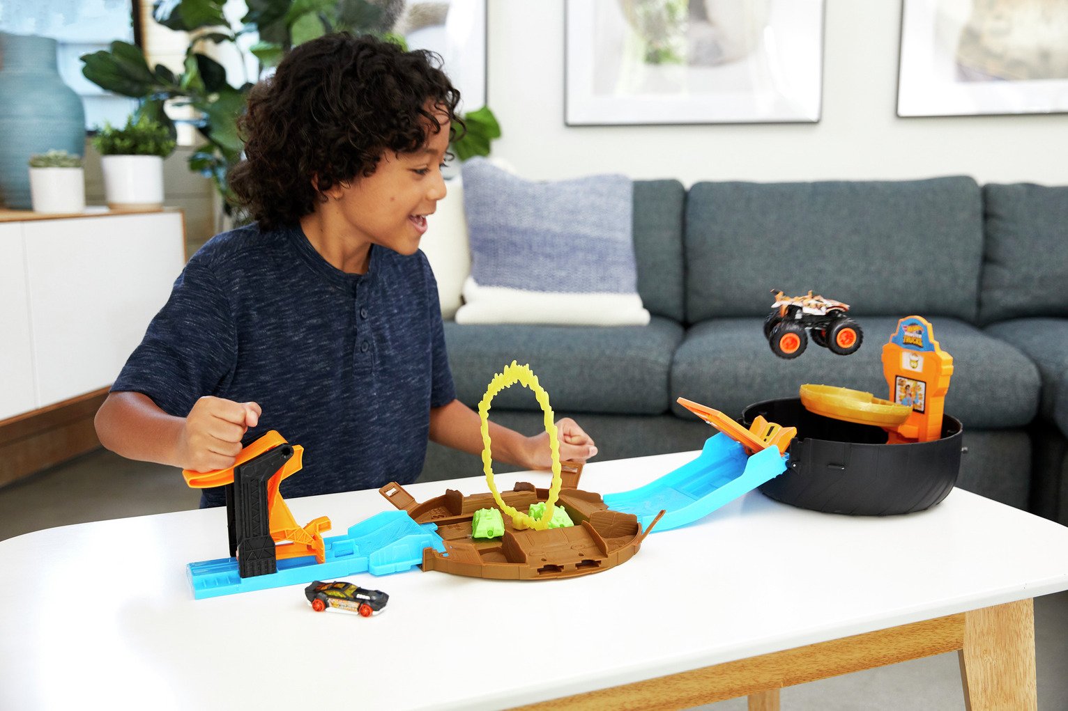 Hot Wheels Monster Trucks Stunt Tyre Launcher Playset